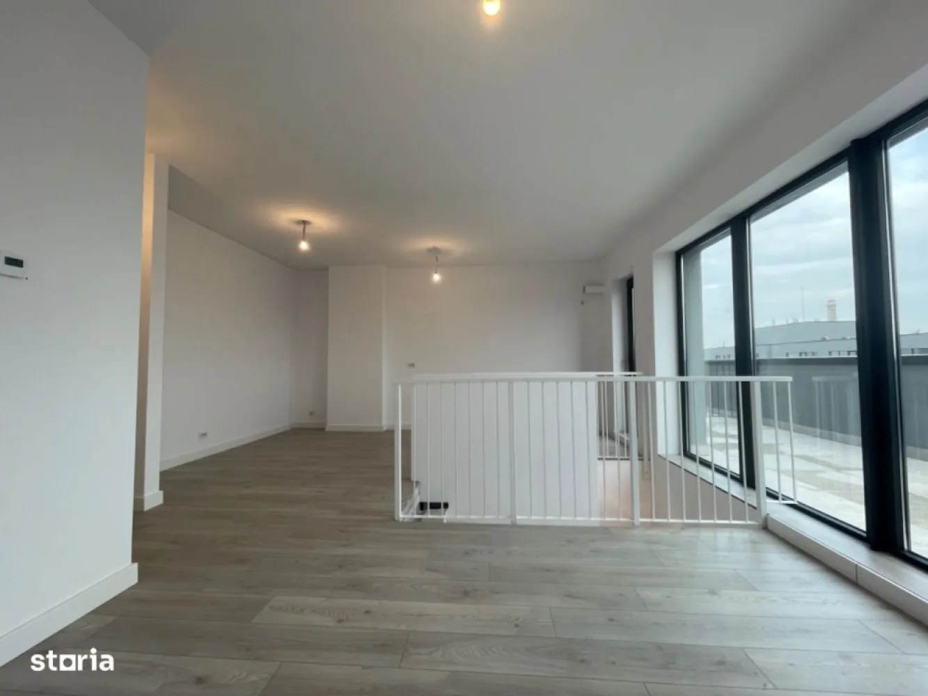 Silk District: Duplex premium, 3 camere, 88 mp, intabulat, contract vc - Proprietar - persoana fizica (titular contract de vanzare-cumparare), ofer spre vânzare duplex exclusivist, cu 2 dormitoare, situat în cadrul luxuriantului ansamblu Silk District, destinat celor care doresc să trăiască într-o comunitate tânără, verde și sigură. Ideal atât pentru cuplurile tinere, cât și pentru familiile cu copii. Apartamentul a fost deja intabulat, iar contractul de vanzare-cumparare a fost semnat de curand. Informații imobil: - Clasa energetică: A - Suprafață generoasă, care totalizeaza 86 mp (74 utili), distribuită pe două niveluri (etajele 11 și 12), cu living open-space spațios, de aproximativ 30 mp (inclusiv scara). - Distribuție practică: Nivelul 1 - dormitoare și baie; Nivelul 2 - living, bucătărie, baie și terasa. - Înălțime plafon: 2.8 m - Ferestre mari (2.20 m), ce oferă lumină naturală din abundență și senzația de spațiu deschis. - Orientare estică, cu dispunere către curtea interioară, beneficiind astfel de liniște și relaxare din belșug, și evitand agitația traficului străzilor adiacente. - Terasa privată generoasa, de 14 mp, o adevarata oază de relaxare în serile de vară; echipată cu sistem de scurgere sub nivelul pardoselii din dale flotante. - Finisaje premium și design minimalist, fără grinzi vizibile, pentru un aspect modern, curat și elegant. - Sistem dual de control al temperaturii, asigurand independența termica pe fiecare nivel, pentru un confort optim. - 2 bai: una per nivel - Priveliste panoramică asupra orașului, pentru momente de inspirație și liniște. Avantaje unice ale ansamblului rezidențial: - Construcție după standardele NZEB - nearly zero energy building. - Concept verde - proiect de peisagistică special creat pentru un stil de viață sănătos. - Comunitate tânără și educată - Perfect pentru familiile cu copii, avand in vedere prezenta spațiilor numeroase de joacă, și amplasamentul acestora în zone ferite de circulatia auto. - Mediu sigur: accesul în ansamblu este atent securizat și monitorizat - Poluare redusă, ca urmare a interdicției de a parca la nivel suprateran - exclusivitate pentru tranzitul pietonal. În concluzie, va invit să descoperiți cum ar putea sa arate “acasă”, într-un ansamblu de top, unde confortul și siguranța sunt prioritare. Dacă încă aveți îndoieli, va astept cu mare drag la vizionare :) Va stau la dispoziție pentru orice neclarități sau informații. Faceți pasul spre un stil de viață confortabil, trăit la standarde înalte, într-o comunitate selectă! Pentru cei interesati, pot pune la dispozitie link-uri de acces catre cateva clipuri video pentru: - zona living - dormitor 1 - dormitor 2