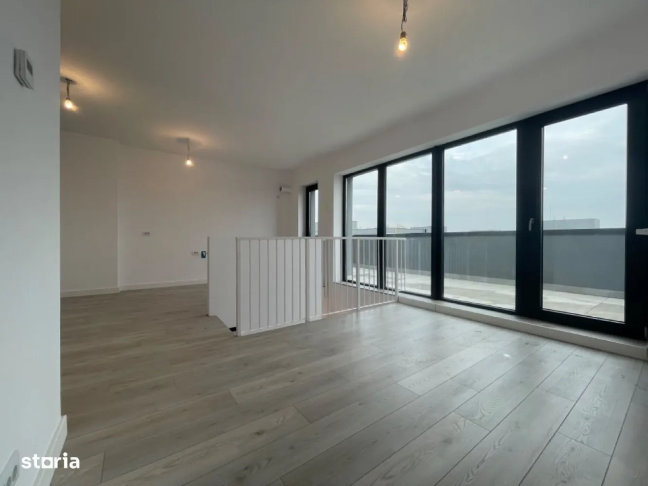 Silk District: Duplex premium, 3 camere, 88 mp, intabulat, contract vc - Proprietar - persoana fizica (titular contract de vanzare-cumparare), ofer spre vânzare duplex exclusivist, cu 2 dormitoare, situat în cadrul luxuriantului ansamblu Silk District, destinat celor care doresc să trăiască într-o comunitate tânără, verde și sigură. Ideal atât pentru cuplurile tinere, cât și pentru familiile cu copii. Apartamentul a fost deja intabulat, iar contractul de vanzare-cumparare a fost semnat de curand. Informații imobil: - Clasa energetică: A - Suprafață generoasă, care totalizeaza 86 mp (74 utili), distribuită pe două niveluri (etajele 11 și 12), cu living open-space spațios, de aproximativ 30 mp (inclusiv scara). - Distribuție practică: Nivelul 1 - dormitoare și baie; Nivelul 2 - living, bucătărie, baie și terasa. - Înălțime plafon: 2.8 m - Ferestre mari (2.20 m), ce oferă lumină naturală din abundență și senzația de spațiu deschis. - Orientare estică, cu dispunere către curtea interioară, beneficiind astfel de liniște și relaxare din belșug, și evitand agitația traficului străzilor adiacente. - Terasa privată generoasa, de 14 mp, o adevarata oază de relaxare în serile de vară; echipată cu sistem de scurgere sub nivelul pardoselii din dale flotante. - Finisaje premium și design minimalist, fără grinzi vizibile, pentru un aspect modern, curat și elegant. - Sistem dual de control al temperaturii, asigurand independența termica pe fiecare nivel, pentru un confort optim. - 2 bai: una per nivel - Priveliste panoramică asupra orașului, pentru momente de inspirație și liniște. Avantaje unice ale ansamblului rezidențial: - Construcție după standardele NZEB - nearly zero energy building. - Concept verde - proiect de peisagistică special creat pentru un stil de viață sănătos. - Comunitate tânără și educată - Perfect pentru familiile cu copii, avand in vedere prezenta spațiilor numeroase de joacă, și amplasamentul acestora în zone ferite de circulatia auto. - Mediu sigur: accesul în ansamblu este atent securizat și monitorizat - Poluare redusă, ca urmare a interdicției de a parca la nivel suprateran - exclusivitate pentru tranzitul pietonal. În concluzie, va invit să descoperiți cum ar putea sa arate “acasă”, într-un ansamblu de top, unde confortul și siguranța sunt prioritare. Dacă încă aveți îndoieli, va astept cu mare drag la vizionare :) Va stau la dispoziție pentru orice neclarități sau informații. Faceți pasul spre un stil de viață confortabil, trăit la standarde înalte, într-o comunitate selectă! Pentru cei interesati, pot pune la dispozitie link-uri de acces catre cateva clipuri video pentru: - zona living - dormitor 1 - dormitor 2