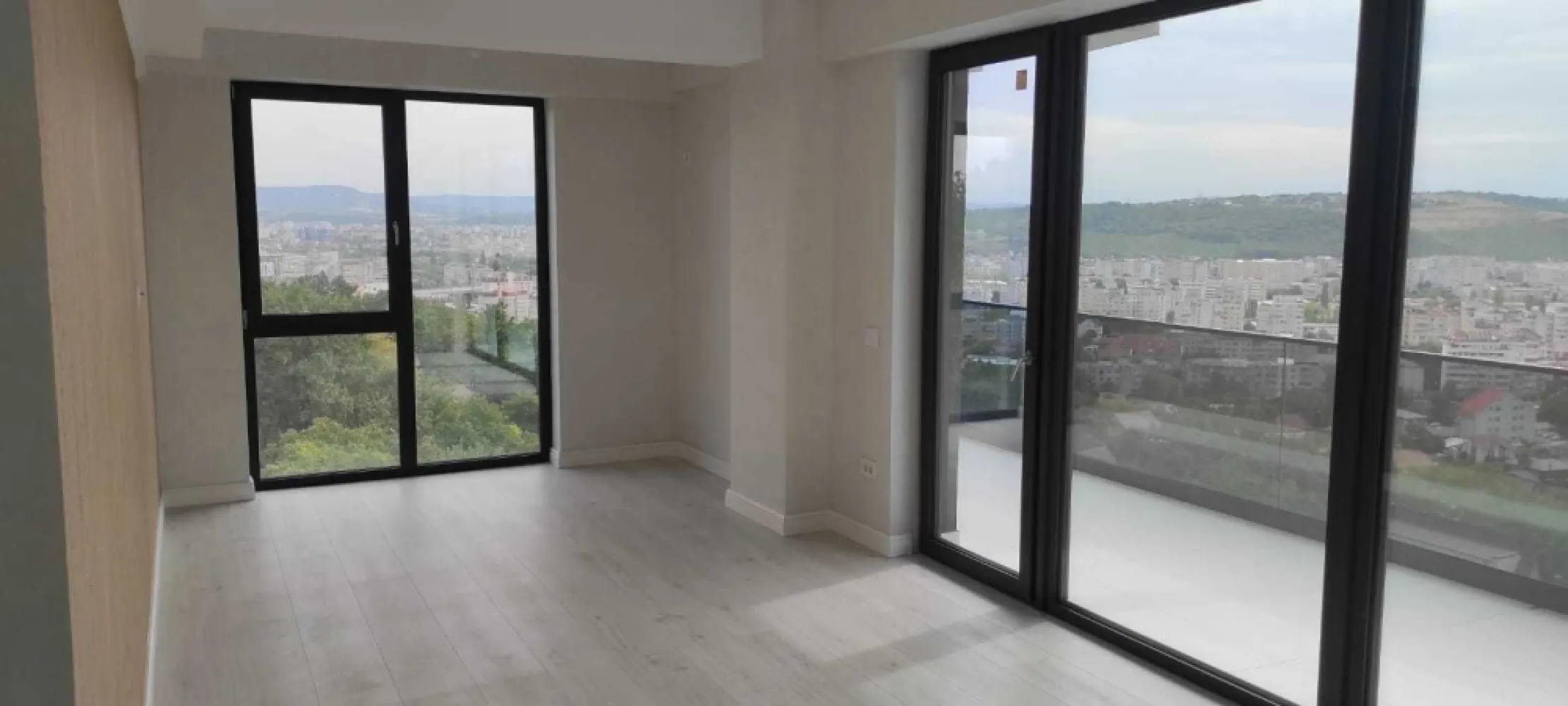brasadas.com vinde ap NOU cu 3 camere - Copou. - Agenția BRASADAS vinde apartament de lux, amplasat într-una dintre cele mai exclusiviste zone din Iași, *Copou, cu vedere către superba Grădină Botanică! Acest apartament generos, de **90,1 mp, situat la **etajul 3 din 3*, este ideal pentru cei care apreciază spațiul, confortul și liniștea. *Detalii apartament:* - *Suprafață utilă*: 90,1 mp - *3 camere luminoase și spațioase* - *Etajul 3*, în bloc nou, cu finisaje de înaltă calitate - *Vedere panoramică* asupra Grădinii Botanice - *Preț*: 225.000 EUR + TVA Acest apartament este ideal pentru familii sau ca investiție de lungă durată, oferind o combinație perfectă între eleganță și proximitatea față de natură. Pentru mai multe oferte accesați www.brasadas.com