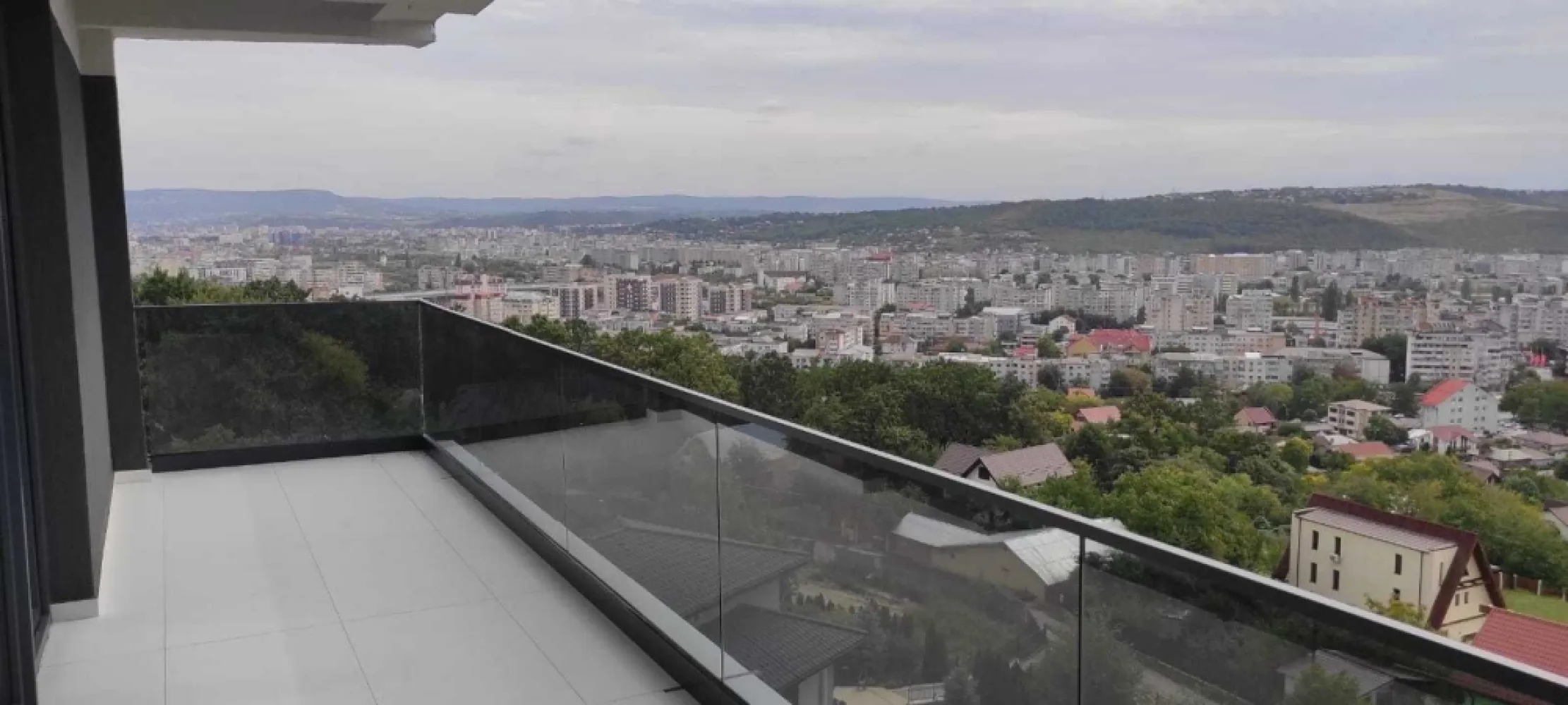 brasadas.com vinde ap NOU cu 3 camere - Copou. - Agenția BRASADAS vinde apartament de lux, amplasat într-una dintre cele mai exclusiviste zone din Iași, *Copou, cu vedere către superba Grădină Botanică! Acest apartament generos, de **90,1 mp, situat la **etajul 3 din 3*, este ideal pentru cei care apreciază spațiul, confortul și liniștea. *Detalii apartament:* - *Suprafață utilă*: 90,1 mp - *3 camere luminoase și spațioase* - *Etajul 3*, în bloc nou, cu finisaje de înaltă calitate - *Vedere panoramică* asupra Grădinii Botanice - *Preț*: 225.000 EUR + TVA Acest apartament este ideal pentru familii sau ca investiție de lungă durată, oferind o combinație perfectă între eleganță și proximitatea față de natură. Pentru mai multe oferte accesați www.brasadas.com