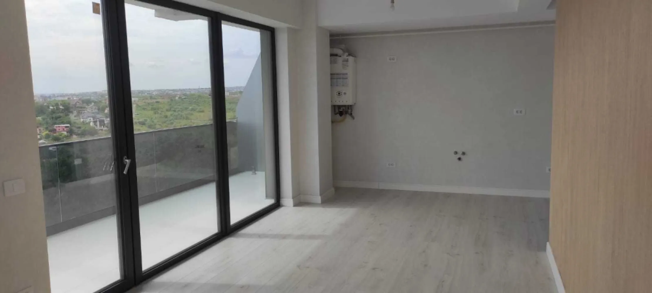 brasadas.com vinde ap NOU cu 3 camere - Copou. - Agenția BRASADAS vinde apartament de lux, amplasat într-una dintre cele mai exclusiviste zone din Iași, *Copou, cu vedere către superba Grădină Botanică! Acest apartament generos, de **90,1 mp, situat la **etajul 3 din 3*, este ideal pentru cei care apreciază spațiul, confortul și liniștea. *Detalii apartament:* - *Suprafață utilă*: 90,1 mp - *3 camere luminoase și spațioase* - *Etajul 3*, în bloc nou, cu finisaje de înaltă calitate - *Vedere panoramică* asupra Grădinii Botanice - *Preț*: 225.000 EUR + TVA Acest apartament este ideal pentru familii sau ca investiție de lungă durată, oferind o combinație perfectă între eleganță și proximitatea față de natură. Pentru mai multe oferte accesați www.brasadas.com