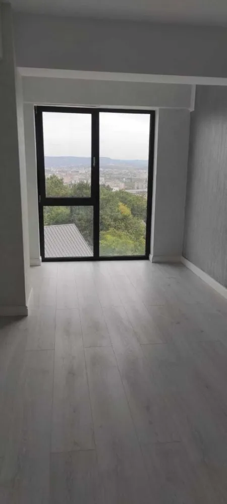 brasadas.com vinde ap NOU cu 3 camere - Copou. - Agenția BRASADAS vinde apartament de lux, amplasat într-una dintre cele mai exclusiviste zone din Iași, *Copou, cu vedere către superba Grădină Botanică! Acest apartament generos, de **90,1 mp, situat la **etajul 3 din 3*, este ideal pentru cei care apreciază spațiul, confortul și liniștea. *Detalii apartament:* - *Suprafață utilă*: 90,1 mp - *3 camere luminoase și spațioase* - *Etajul 3*, în bloc nou, cu finisaje de înaltă calitate - *Vedere panoramică* asupra Grădinii Botanice - *Preț*: 225.000 EUR + TVA Acest apartament este ideal pentru familii sau ca investiție de lungă durată, oferind o combinație perfectă între eleganță și proximitatea față de natură. Pentru mai multe oferte accesați www.brasadas.com