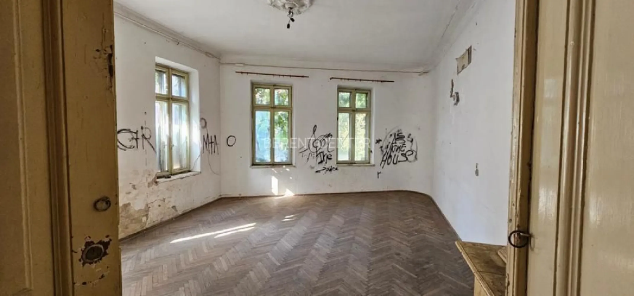 Proprietate exceptionala - Armeneasca - Proprietate de exceptie ( casa + teren), zona Armeneasca, strada Cercului 2A. - casa- constructie 1928 - 321 mp utili ( 516 mp construiti) + teren - 541 mp - raritate pentru întreaga zona. Casa este dispusa pe subsol + demisol+ parter+ pod, separat exista o pivniță de 80 mp. Extrem de versatila, proprietatea poate fi renovata și pretabila pentru spatiu rezidential sau orice alta activitate liberala ( cabinet avocat, notarial, medical,restaurant, etc). Extrem de atractiv pentru in investitor, exista un studiu istoric și un proiect de dezvoltare pentru un imobil nou - P+3, care poate fi predat viitorilor proprietari. Deschiderea terenului este foarte generoasa, de 15 ml la strada Cercului. Exista contracte de utilitati, iar proprietatea nu a avut niciodată probleme juridice ( a fost permanent în proprietatea privata)