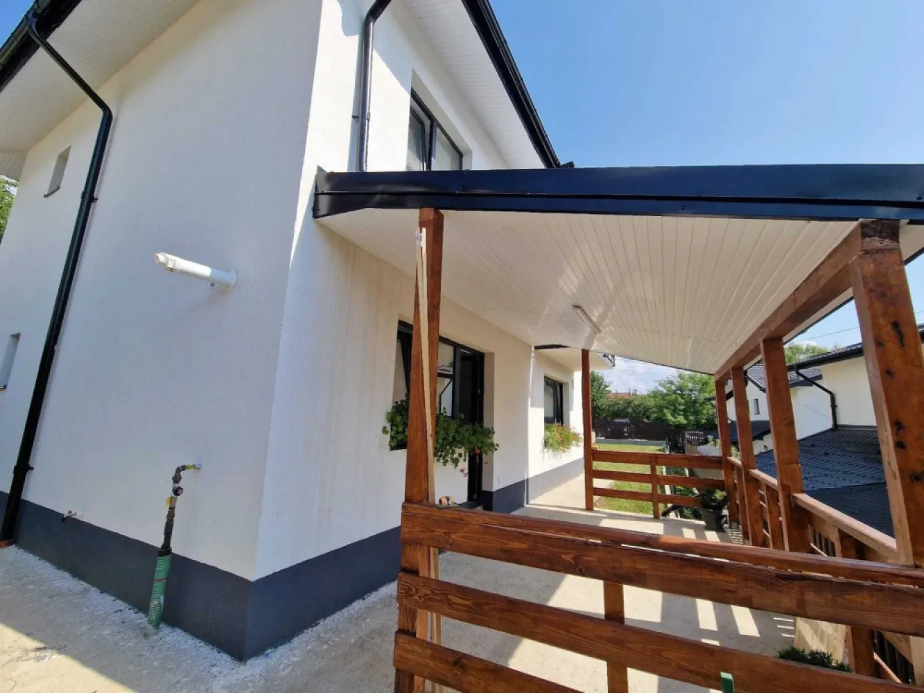 Vile Bucium-Barnova Iasi - Vila de vânzare în Barnova cu AU=110 mp ( utili) și teren 500 mp, cu 2 parcări private betonate. La parter avem living generos 37 mp, bucătărie + cămară 13.5 mp cu ieșire în terasa acoperita 15 mp, baie 4,5 mp. La etaj are 3 dormitoare generoase, hol mare cu scara pt pod, baie mare de 6, 2 mp. Vila este intabulata și racordata la utilități: curent, gaz, apa și canalizare. Finisajele sunt de calitate, încălzire în pardoseala, șemineu pe lemne, dus cu rigola la pardoseala, cadă zidita, predispoziție mașină de spălat și panouri solare wc-uri suspendate, grădină amenajata, trotuare și cale de acces betonata, etc. Zona este liniștită, cu mult verde și aer curat. Stație de autobuz sub 100 m, 1km fata de borna cu Iași, asfalt, rigole, etc. Preț 165.000 euro Direct proprietar Calitate garantata de cartea construcției semnata de 3 ingineri.