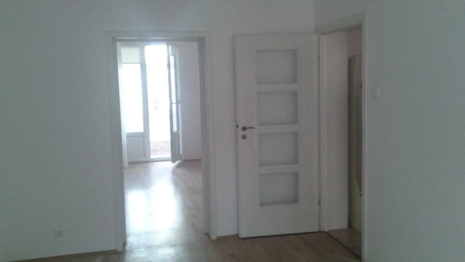 Inchiriere apartament 3 camere zona Floreasca - Inchiriez apartament de 3 camere, semidecomandat Zona Floreasca, str. Glinka colt cu Barbu Vacarescu, la parter Suprafata: 64 mp Semimobilat
