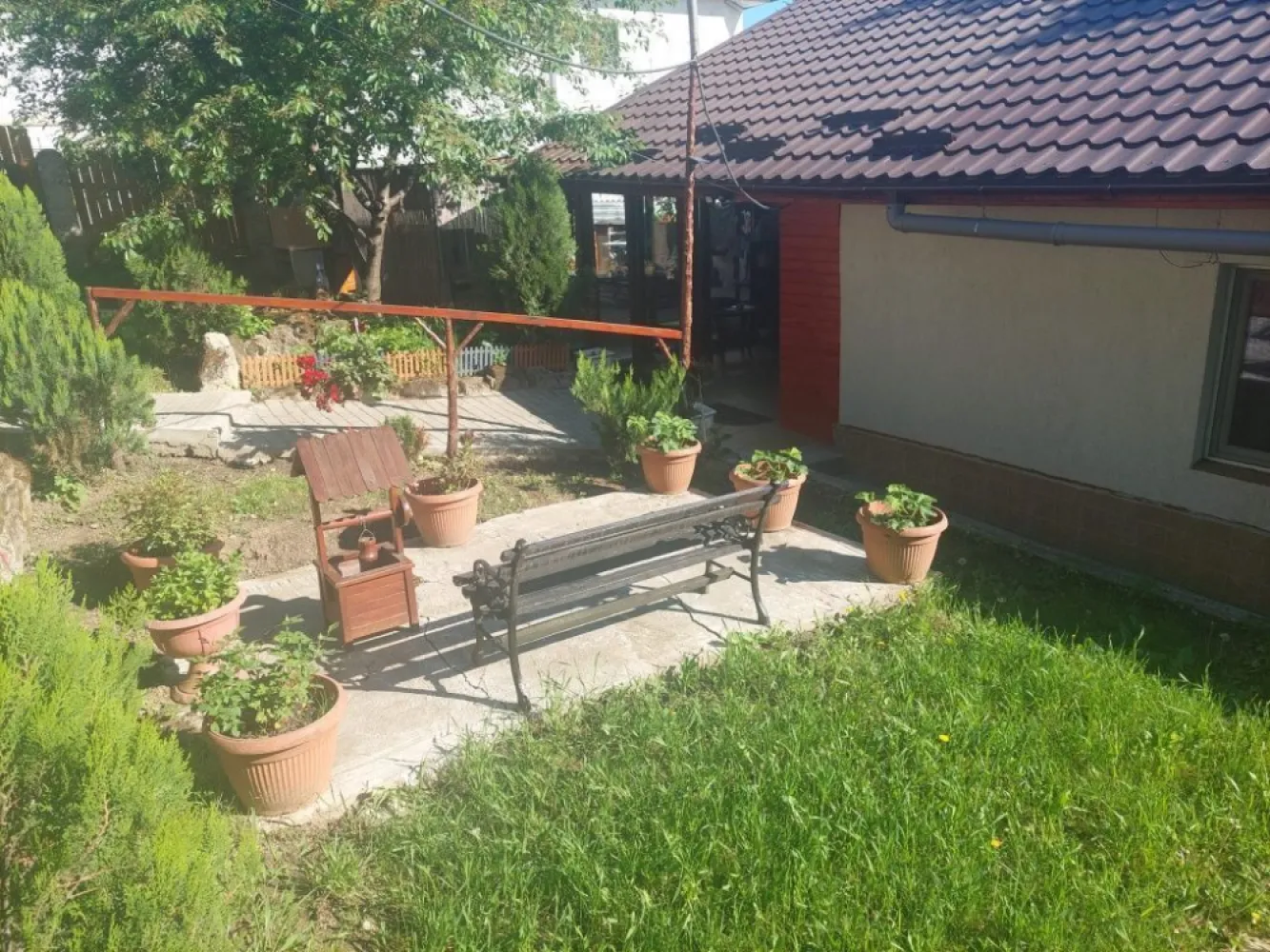 P.F. Casă Copou. 169000€. - Casă în zona Sărărie: 1 Living, 2 dormitoare, 1 bucătărie, 1 baie, terasa, 2 magazii. Suprafața casa 83mp. Suprafața teren 366mp. Curent electric, internet, canalizare prin fosa cu posibilitatea de racordare la rețeaua stradală, geamuri termopan, centrala gaz. Construita 1955, renovată complet în anul 2000. Preț 169000€. Negociabil! Tel 07******99
