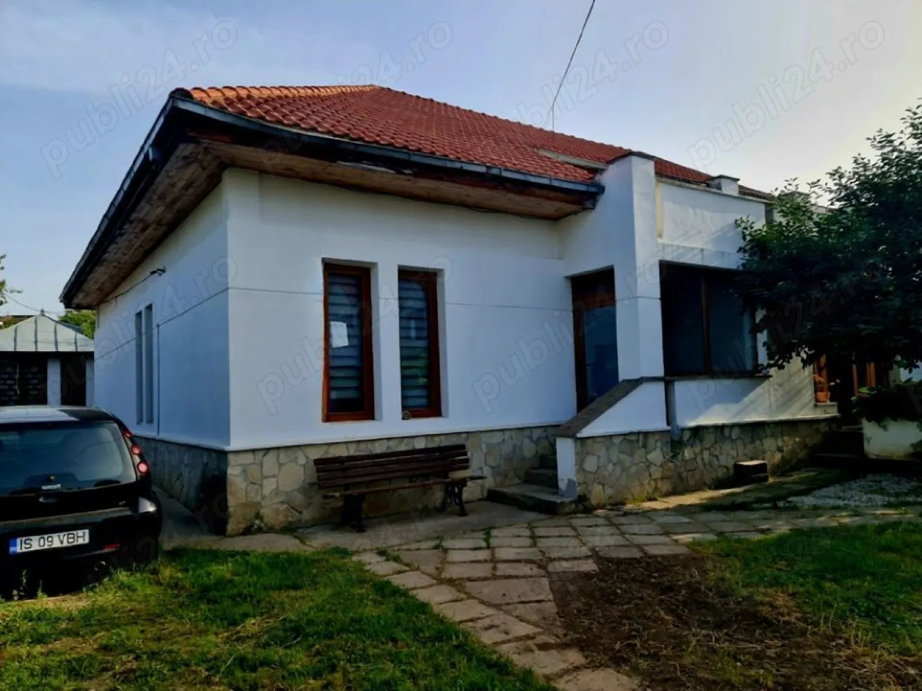 casă Moara de Vănt direct de la proprietar - Persoană fizică Vănd casă .str Moara de Vănt . Planul 2 de la strada principală Zonă foarte frumoasă Suprafață utilă 197mp. Teren 500mp Casa este construită toată din cărămidă plină Grosime pereți 45cm Inclusiv pereții despărțitori interiori tot cărămidă plină Este o construcție safe din toate punctele de vedere Este compusă din .partier 2 Living room Cu șemineu zidit din cărămidă 1.bucătărie spațioasă ,loc de luat masa 1 baie 1 dormitor La etaj..3 dormitoare 1 baie 1 dress Hol +terasă exterioara.cu vedere panoramică Ofer mai multe poze în privat Tel..