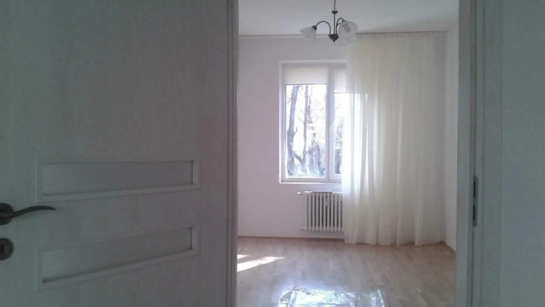 Inchiriere apartament 3 camere zona Floreasca - Inchiriez apartament de 3 camere, semidecomandat Zona Floreasca, str. Glinka colt cu Barbu Vacarescu, la parter Suprafata: 64 mp Semimobilat