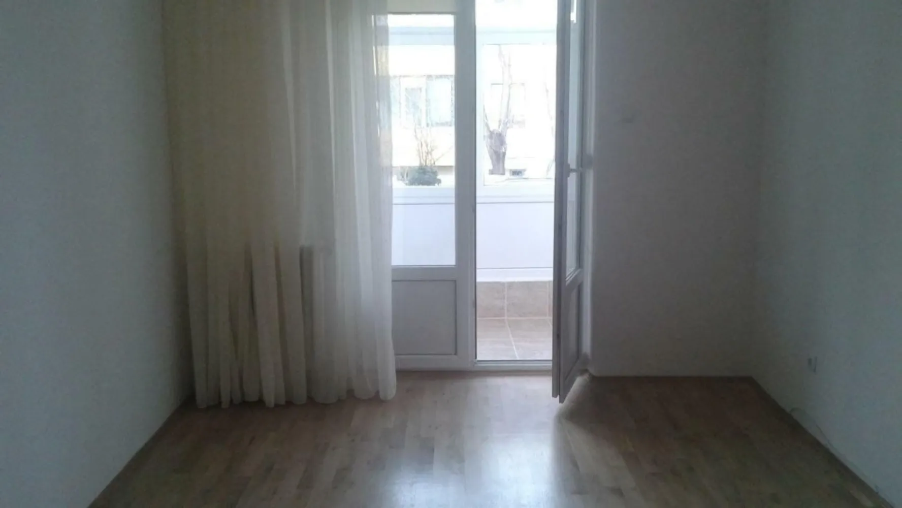 Inchiriere apartament 3 camere zona Floreasca - Inchiriez apartament de 3 camere, semidecomandat Zona Floreasca, str. Glinka colt cu Barbu Vacarescu, la parter Suprafata: 64 mp Semimobilat
