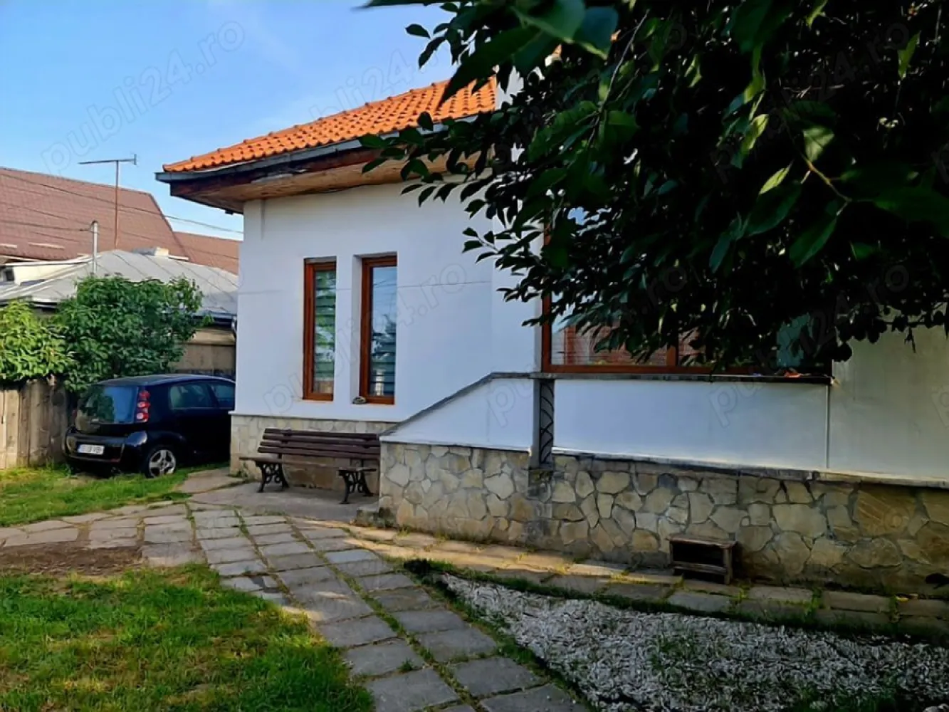 casă Moara de Vănt direct de la proprietar - Persoană fizică Vănd casă .str Moara de Vănt . Planul 2 de la strada principală Zonă foarte frumoasă Suprafață utilă 197mp. Teren 500mp Casa este construită toată din cărămidă plină Grosime pereți 45cm Inclusiv pereții despărțitori interiori tot cărămidă plină Este o construcție safe din toate punctele de vedere Este compusă din .partier 2 Living room Cu șemineu zidit din cărămidă 1.bucătărie spațioasă ,loc de luat masa 1 baie 1 dormitor La etaj..3 dormitoare 1 baie 1 dress Hol +terasă exterioara.cu vedere panoramică Ofer mai multe poze în privat Tel..