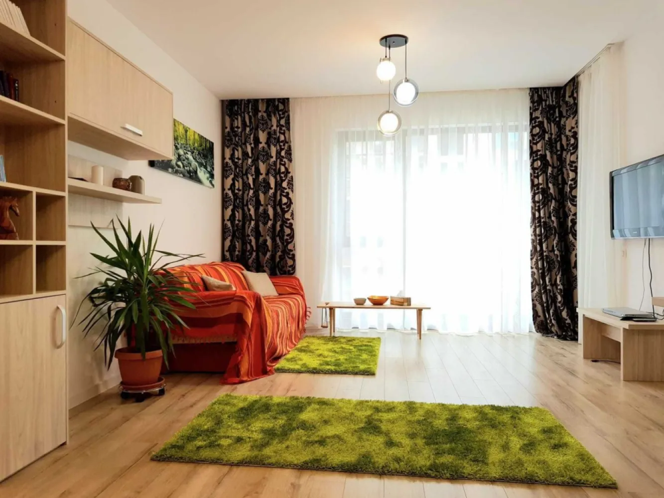 inchiriez 2 camere Pantelimon Delfinului, Mega Mall, Citta Residence - Direct proprietar, inchiriez apartament de 2 camere în suprafață de 62 mp, situat in Citta Residential Park Bucuresti, la pretul de 550 euro/luna. Apartamentul este mobilat și utilat astfel încât să definească noțiunea de ACASĂ. Dispune de un living spațios, dormitor cu pat matrimonial și dressing încăpător, încalzire în pardosealală, centrala Viessman 24KW, AC, iar balconul este dispus spre interiorul ansamblului, cu vedere la spatiul verde amenajat. Salteaua patului este noua, neutilizata . Apartamentul mai dispune si de o masa pentru 6 persoane pentru living. Apartamentul este situat la etajul 4/11, într-un imobil construit în anul 2017, având 8 apartamente pe palier, 2 lifturi Schindler (care deservesc inclusiv parcarea subterană) și buncăr. Complexul Citta Residence dispune de un sistem de securitate cu supraveghere video și monitorizare 24/24h, precum și de personal de pază, care limiteaza accesul persoanelor neautorizate în incintă. În interiorul compexului sunt amenajate mai multe locuri de joacă pentru copii, iar copacii și plantele ornamentale conferă un ambient foarte plăcut. Citta Residential Park este foarte convenabil poziționat în raport cu transportul in comun (linii de autobuze, tramvaie, precum și stația de metrou Costin Georgian, dar si cu numeroase magazine alimentare, farmacii, Mega Mall, piața Delfinului, unitati de invatamant, parcurile Național, Florilor și Morarilor, numeroase centre sportive etc. La semnarea contractului se percepe chiria pe o lună în avans și o garanție egală cu valoarea unei luni de chirie. Exista posibilitatea inchirierii si a unui loc de parcare, in parcarea subterană a ansamblului. Apartamentul este disponibil imediat și poate fi vizionat. Pentru mai multe informații/vizionare, vă rog să mă contactaţi telefonic. Nu trimiteti mesaje pe OLX pentru ca nu le citesc.
