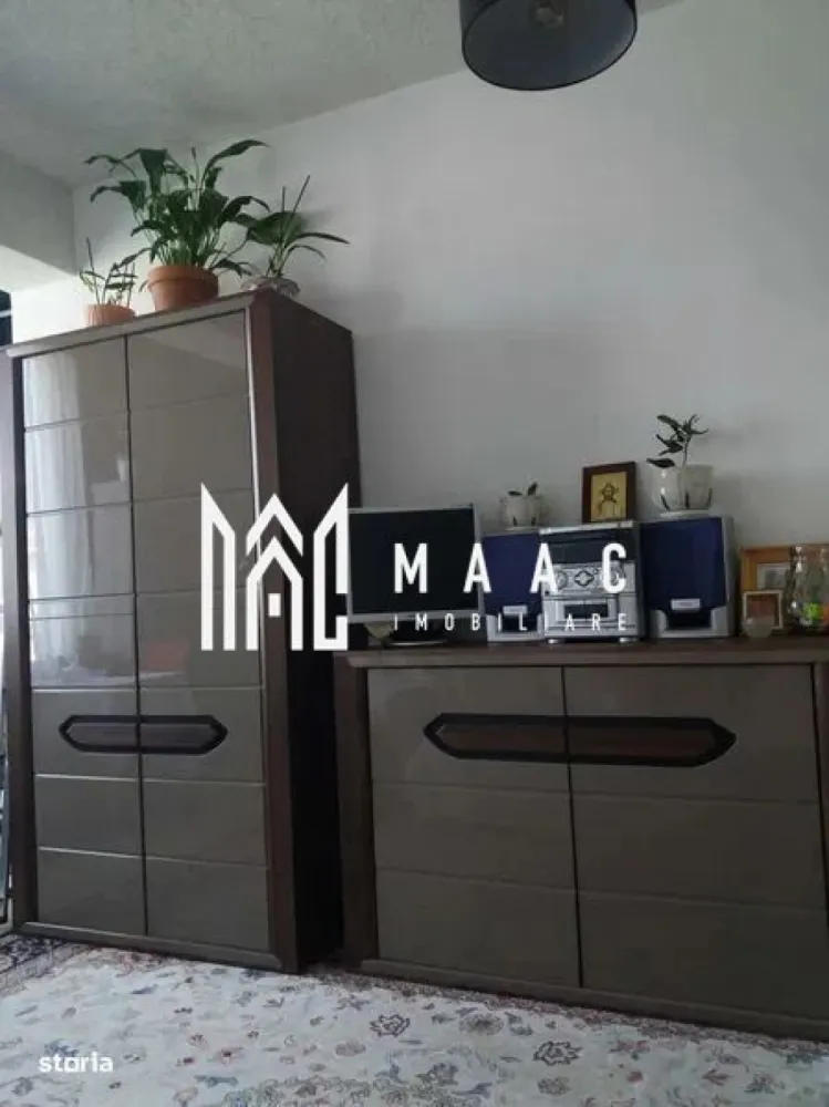 Apartament 2 camere | 42 MPU | Etaj 10 | Balcon tip logie | Doamna Stanca - MAAC Imobiliare vă propune spre vânzare un apartament cu 2 camere, situat la etajul 11 din 11, într-un imobil dotat cu lift. Detalii proprietate: Suprafață utilă: 42 mp Compartimentare practică: • Dormitor cu dressing încorporat • Living spațios cu acces pe logie • Bucătărie open-space, complet mobilată și utilată • Baie cu cadă și mașină de spălat • Logie închisă, accesibilă din dormitor și din living Dotări și beneficii: Apartament mobilat și utilat complet Centrală termică proprie Tâmplărie REHAU cu geam termopan Izolație termică exterioară cu polistiren de 10 cm Lift funcțional și bloc bine întreținut Localizare: Proprietatea se află într-o zonă cu acces rapid la magazine, piață, Dedeman, Shopping City Sibiu și alte puncte de interes. Apartamentul este ideal atât pentru locuit, cât și pentru investiție. Pentru mai multe detalii și pentru programarea unei vizionări, vă rugăm să specificați ID-ul anunțului: CP2759117 }}