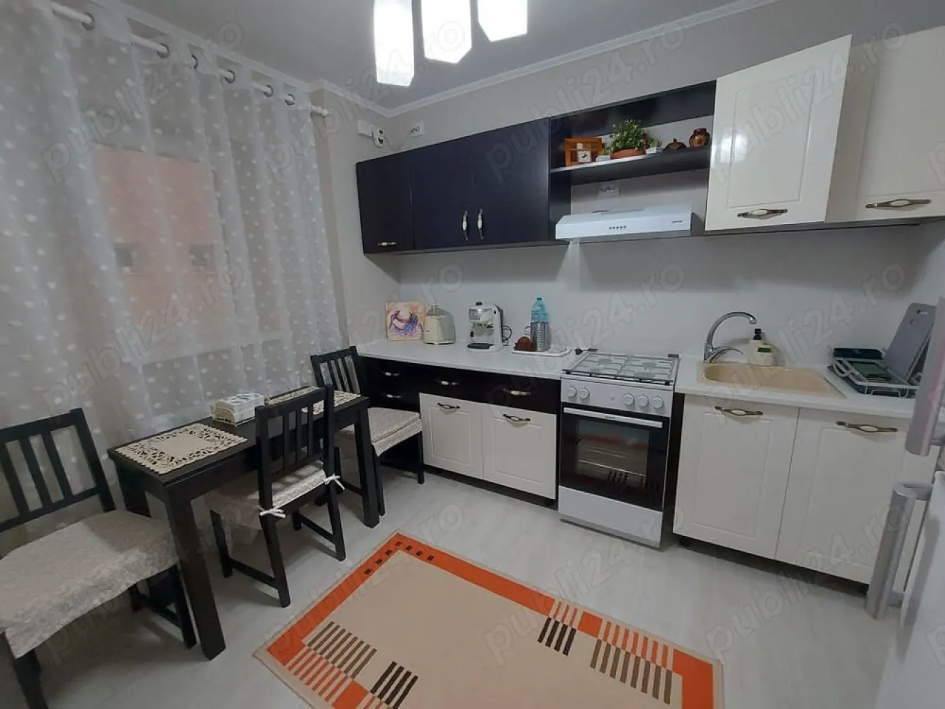Inchiriere un apartament 2 camere - Va propunem spre inchiriere un apartament primitor si elegant de 2 camere cu balcon, situat in zona Lujerului. Cu o suprafata de 52 m , apartamentul este pozitionat la etajul 2 al unui imobil cu 10 etaje, prevazut cu lift si proaspat reabilitat termic. Apartamentul a fost renovat complet recent si se afla la prima inchiriere. Caracteristici principale: Suprafata: 52 m Confort: 1 Etaj: 2 10 Compartimentare: circular Numar camere: 2 Baie: cu geam masina de spalat boiler (pentru situatii de urgenta) Balcon: inchis cu geamuri tripan, amenajat Bucatarie: inchisa, mobilata si utilata (frigider, aragaz si cuptor pe gaz, cafetiera, vesela, spatii de depozitare generoase) Aer conditionat: da Alte dotari : TV cablu si internet Digi Detalii suplimentare: Apartamentul este proaspat renovat, mobilat si utilat complet, cu finisaje de calitate, ofera spatii de depozitare generoase. Amplasarea in zona Lujerului asigura acces facil la zone comerciale (Mega Image, Carrefour, Piata Veteranilor, Mall Plaza, Afi Cotroceni, Auchan, Lidl), transport in comun (max. 5 minute pana la metrou Lujerului, 3 minute pana la statia de autobuze pentru conexiuni cu centru, Gara de Nord, Panduri), Parcul Liniei la 2 minute pe jos, gradinite si scoli in proximitate (Scoala Europeana nr. 17), banci, farmacii. Zona in care este amplasat apartamentul este ferita de traficul din bulevard, blocul fiind situat in linia a doua, asigurand liniste in toate momentele zilei si multa verdeata. Conditii de inchiriere: Chirie : 2500 lei La incheierea contractului se va achita 1 luna de chirie + 1 luna garantie. Pentru mai multe detalii si programarea unei vizionari, nu ezitati sa ne contactati la numarul !