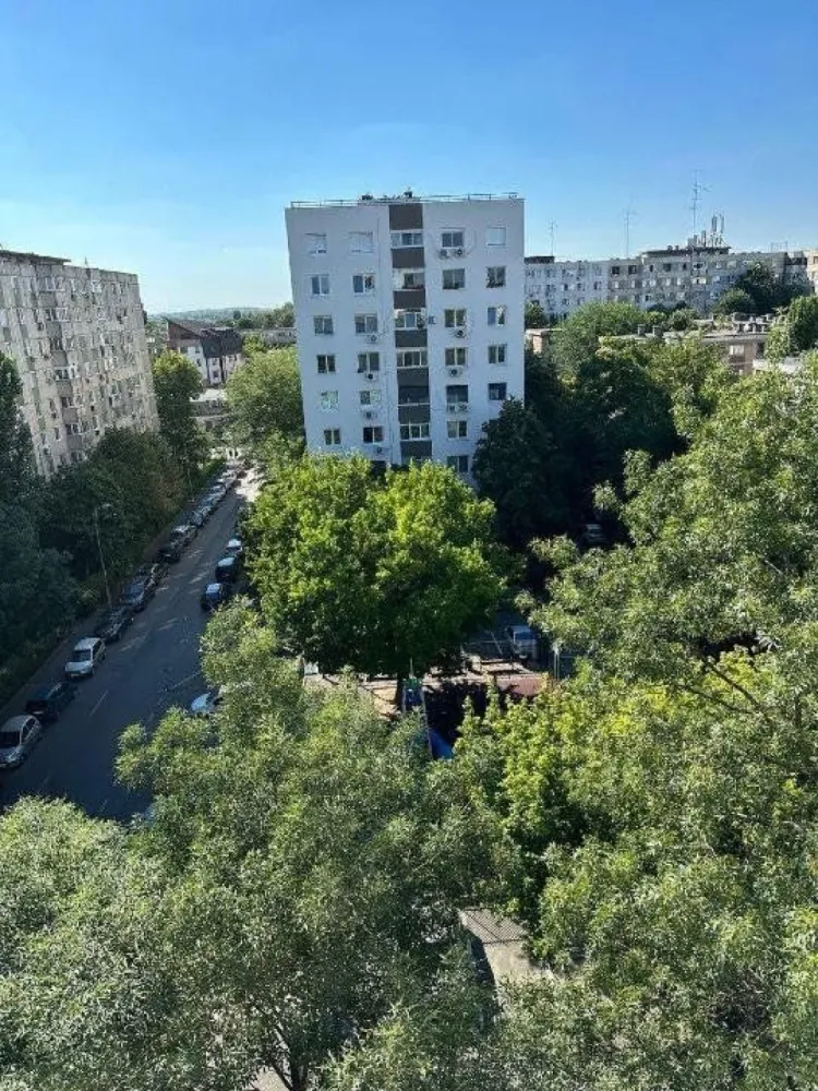 Apt 3cam renovat 69mp, dotat cu CT, AC , an 1985 etaj 7/8, mobilat - Vand apartament 3camere din 1985, dotat cu centrala termica, 2 aparate de aer conditionat in stare exceptionala, termopane, usa Metallica, Setum de calitate foarte buna, parchet, gresie, faianta, obiecte sanitare, usi interior, scara civilizata. Se afla la 5minute pe jos pana la metrou Crangasi, tramvai 41, siupermarket Auchan, Lacul Morii., 15 minute pana la Arcul de Triumf cu tramvaiul 41. Vedere superba la apus din sufragerie si un dormitor, fara alt bloc in fata ferestrelor. Al doilea dormitor are expunere libera pe Sud, toata casa este foarte luminoasa. Blocul este inconjurat de spatii verzi cu copaci inalti, peisaj superb. Blocul are 2 lifturi noi, interfon, usa noua metalica, tevi schimbate Instalatia electrica este noua in toata casa cu garantie prize inclusiv in bucatarie si balcon pentru electrocasnice. Costul instalatiei electrice este 6000 euro cu factura. Centrala termica Wiessman are placa de baza schimbata recent. Apartamentul dispune de circuite separate pentru toti consumatorii mari de energie AC, masina de spalat, centrala termica. Starea apartamentului este foarte buna. Se vinde cu dressing pe hol inclus si mobilier cu blat in bucatarie, la cerere se poate preda noului proprietar toata mobila si combina frigorifica/ masina de spalat noi, gata de mutare.