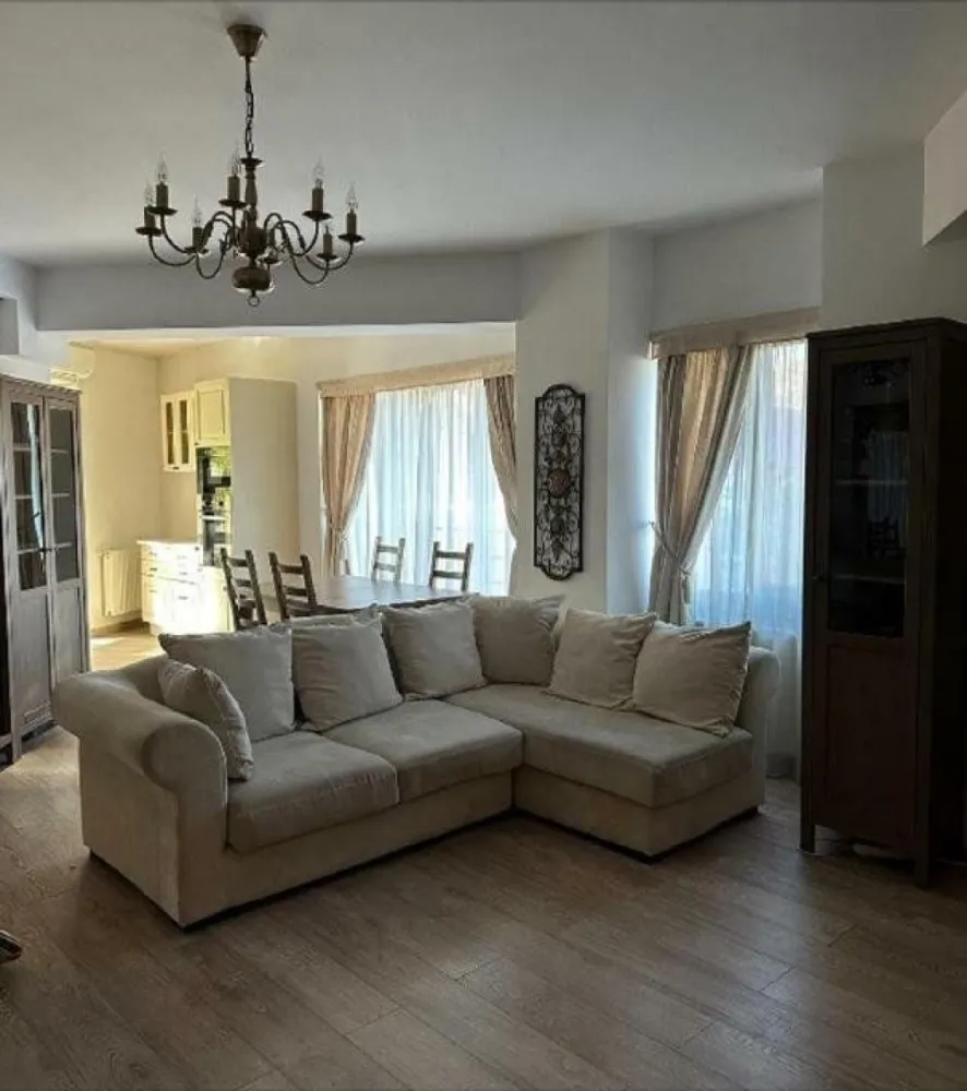3 camere Timpuri Noi Splaiul Unirii - Proprietar vand apartament de 3 camere localizat intr-un imobil construit in anul 2014, foarte aproape de staţia de metrou Timpuri Noi cu acces rapid către toate mijloacele de transport in comun, este situat pe Splaiul Unirii cu vedere libera spre raul Dambovita. Apartamentul in suprafaţa utila de 74mp, este situat la etajul 1/6, este foarte luminos, dispune de o compartimentare ideala, precum si de finisaje de calitate. Living mare (36mp), bucătărie mobilata si utilata, 2 dormitoare, 1 baie, încălzire cu centrala proprie, 1 aparate A/C. Apartamentul se vinde mobilat si utilat. Persoana fizica, nu se percepe Tva , toate actele!