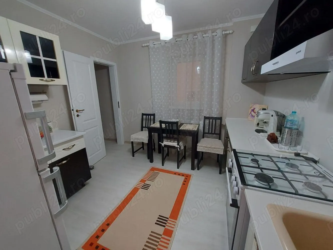 Inchiriere un apartament 2 camere - Va propunem spre inchiriere un apartament primitor si elegant de 2 camere cu balcon, situat in zona Lujerului. Cu o suprafata de 52 m , apartamentul este pozitionat la etajul 2 al unui imobil cu 10 etaje, prevazut cu lift si proaspat reabilitat termic. Apartamentul a fost renovat complet recent si se afla la prima inchiriere. Caracteristici principale: Suprafata: 52 m Confort: 1 Etaj: 2 10 Compartimentare: circular Numar camere: 2 Baie: cu geam masina de spalat boiler (pentru situatii de urgenta) Balcon: inchis cu geamuri tripan, amenajat Bucatarie: inchisa, mobilata si utilata (frigider, aragaz si cuptor pe gaz, cafetiera, vesela, spatii de depozitare generoase) Aer conditionat: da Alte dotari : TV cablu si internet Digi Detalii suplimentare: Apartamentul este proaspat renovat, mobilat si utilat complet, cu finisaje de calitate, ofera spatii de depozitare generoase. Amplasarea in zona Lujerului asigura acces facil la zone comerciale (Mega Image, Carrefour, Piata Veteranilor, Mall Plaza, Afi Cotroceni, Auchan, Lidl), transport in comun (max. 5 minute pana la metrou Lujerului, 3 minute pana la statia de autobuze pentru conexiuni cu centru, Gara de Nord, Panduri), Parcul Liniei la 2 minute pe jos, gradinite si scoli in proximitate (Scoala Europeana nr. 17), banci, farmacii. Zona in care este amplasat apartamentul este ferita de traficul din bulevard, blocul fiind situat in linia a doua, asigurand liniste in toate momentele zilei si multa verdeata. Conditii de inchiriere: Chirie : 2500 lei La incheierea contractului se va achita 1 luna de chirie + 1 luna garantie. Pentru mai multe detalii si programarea unei vizionari, nu ezitati sa ne contactati la numarul !