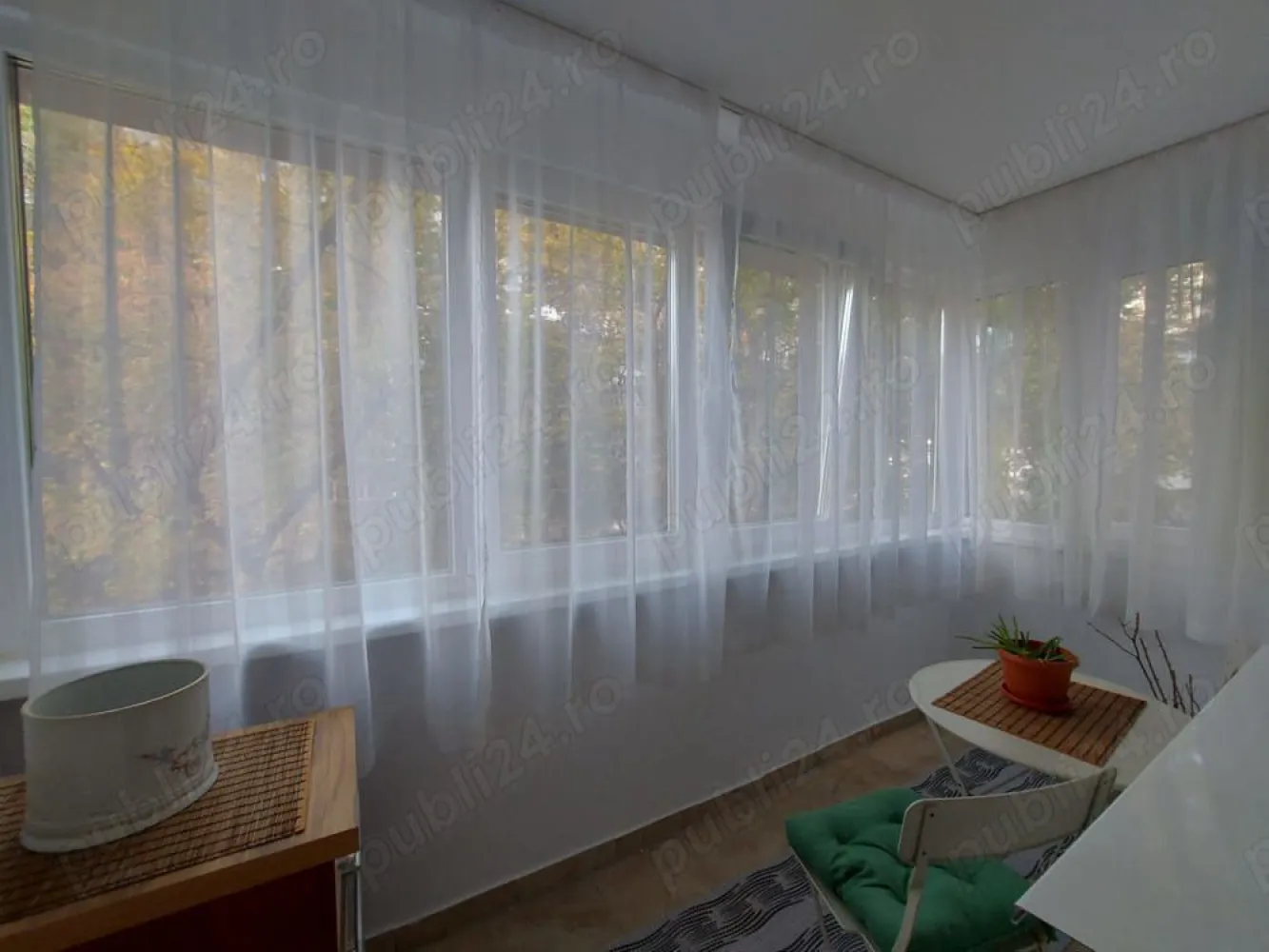 Inchiriere un apartament 2 camere - Va propunem spre inchiriere un apartament primitor si elegant de 2 camere cu balcon, situat in zona Lujerului. Cu o suprafata de 52 m , apartamentul este pozitionat la etajul 2 al unui imobil cu 10 etaje, prevazut cu lift si proaspat reabilitat termic. Apartamentul a fost renovat complet recent si se afla la prima inchiriere. Caracteristici principale: Suprafata: 52 m Confort: 1 Etaj: 2 10 Compartimentare: circular Numar camere: 2 Baie: cu geam masina de spalat boiler (pentru situatii de urgenta) Balcon: inchis cu geamuri tripan, amenajat Bucatarie: inchisa, mobilata si utilata (frigider, aragaz si cuptor pe gaz, cafetiera, vesela, spatii de depozitare generoase) Aer conditionat: da Alte dotari : TV cablu si internet Digi Detalii suplimentare: Apartamentul este proaspat renovat, mobilat si utilat complet, cu finisaje de calitate, ofera spatii de depozitare generoase. Amplasarea in zona Lujerului asigura acces facil la zone comerciale (Mega Image, Carrefour, Piata Veteranilor, Mall Plaza, Afi Cotroceni, Auchan, Lidl), transport in comun (max. 5 minute pana la metrou Lujerului, 3 minute pana la statia de autobuze pentru conexiuni cu centru, Gara de Nord, Panduri), Parcul Liniei la 2 minute pe jos, gradinite si scoli in proximitate (Scoala Europeana nr. 17), banci, farmacii. Zona in care este amplasat apartamentul este ferita de traficul din bulevard, blocul fiind situat in linia a doua, asigurand liniste in toate momentele zilei si multa verdeata. Conditii de inchiriere: Chirie : 2500 lei La incheierea contractului se va achita 1 luna de chirie + 1 luna garantie. Pentru mai multe detalii si programarea unei vizionari, nu ezitati sa ne contactati la numarul !