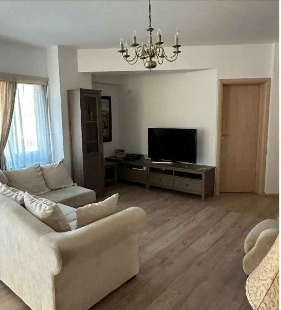 3 camere Timpuri Noi Splaiul Unirii - Proprietar vand apartament de 3 camere localizat intr-un imobil construit in anul 2014, foarte aproape de staţia de metrou Timpuri Noi cu acces rapid către toate mijloacele de transport in comun, este situat pe Splaiul Unirii cu vedere libera spre raul Dambovita. Apartamentul in suprafaţa utila de 74mp, este situat la etajul 1/6, este foarte luminos, dispune de o compartimentare ideala, precum si de finisaje de calitate. Living mare (36mp), bucătărie mobilata si utilata, 2 dormitoare, 1 baie, încălzire cu centrala proprie, 1 aparate A/C. Apartamentul se vinde mobilat si utilat. Persoana fizica, nu se percepe Tva , toate actele!