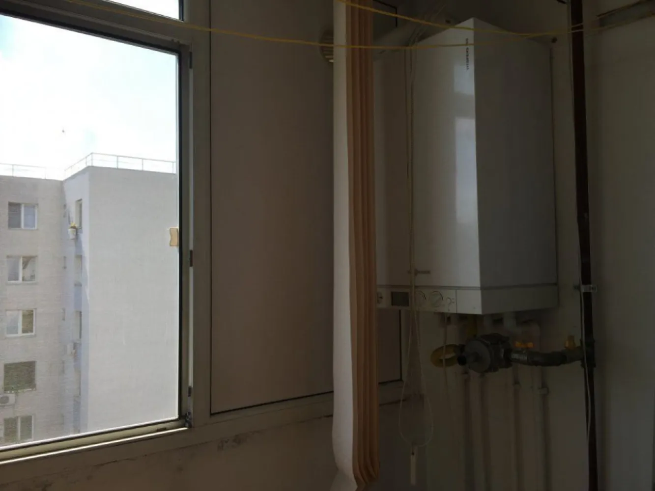 Apt 3cam renovat 69mp, dotat cu CT, AC , an 1985 etaj 7/8, mobilat - Vand apartament 3camere din 1985, dotat cu centrala termica, 2 aparate de aer conditionat in stare exceptionala, termopane, usa Metallica, Setum de calitate foarte buna, parchet, gresie, faianta, obiecte sanitare, usi interior, scara civilizata. Se afla la 5minute pe jos pana la metrou Crangasi, tramvai 41, siupermarket Auchan, Lacul Morii., 15 minute pana la Arcul de Triumf cu tramvaiul 41. Vedere superba la apus din sufragerie si un dormitor, fara alt bloc in fata ferestrelor. Al doilea dormitor are expunere libera pe Sud, toata casa este foarte luminoasa. Blocul este inconjurat de spatii verzi cu copaci inalti, peisaj superb. Blocul are 2 lifturi noi, interfon, usa noua metalica, tevi schimbate Instalatia electrica este noua in toata casa cu garantie prize inclusiv in bucatarie si balcon pentru electrocasnice. Costul instalatiei electrice este 6000 euro cu factura. Centrala termica Wiessman are placa de baza schimbata recent. Apartamentul dispune de circuite separate pentru toti consumatorii mari de energie AC, masina de spalat, centrala termica. Starea apartamentului este foarte buna. Se vinde cu dressing pe hol inclus si mobilier cu blat in bucatarie, la cerere se poate preda noului proprietar toata mobila si combina frigorifica/ masina de spalat noi, gata de mutare.