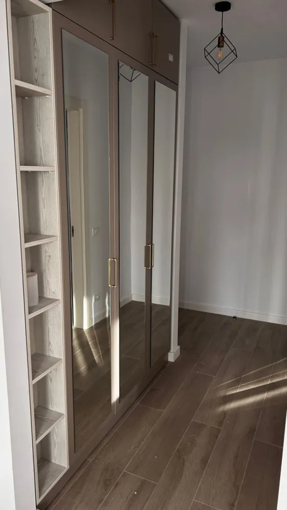 Studio dublu, Casa Presei, parcare subterană inclus, propietar - Propietar, studio / 2 camere, zona Casa Presei-Intrarea Straulesti, bloc din 2023. Se inchiriaza impreuna cu un loc de parcare subteran inclus in pret. Studioul este situat pe Intrarea Straulesti intr-un complex rezidential nou si modern. Proprietatea dispune de incalzire in pardoseala, aer conditionat in fiecare camera. Suprafata: 38 mp interior + Balcon 10mp. Bucătărie complet echipata: -Plita si cuptor -Hota -Masina de spalat vase -Frigider incorporat Living spatios si modern amenajat: -Canapea -Comoda TV -Masa extensibila, 2 scaune -Smart TV -Aspirator -Spatii de depozitare Dormitor: -Pat 160+200 rabatabil -Dresing -Noptiere Baie: -Masina de spalat - paravan cada Hol: -Spatiu de depozitare Parcare subterana 1 garanție plus 1 chirie. Localizare: Intrarea Straulesti. Imprejurimi: Parc Herăstrău, Bulevardul Poligrafiei,Casa Presei, Lidle, Kaufland