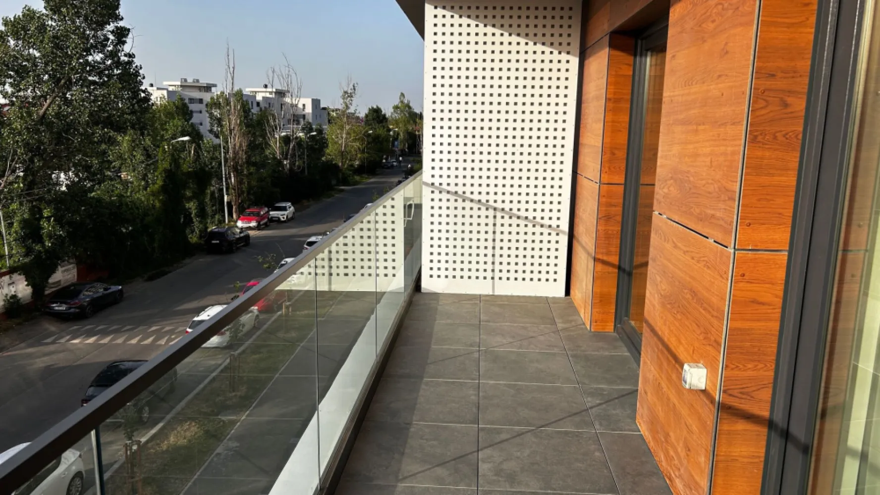 Studio dublu, Casa Presei, parcare subterană inclus, propietar - Propietar, studio / 2 camere, zona Casa Presei-Intrarea Straulesti, bloc din 2023. Se inchiriaza impreuna cu un loc de parcare subteran inclus in pret. Studioul este situat pe Intrarea Straulesti intr-un complex rezidential nou si modern. Proprietatea dispune de incalzire in pardoseala, aer conditionat in fiecare camera. Suprafata: 38 mp interior + Balcon 10mp. Bucătărie complet echipata: -Plita si cuptor -Hota -Masina de spalat vase -Frigider incorporat Living spatios si modern amenajat: -Canapea -Comoda TV -Masa extensibila, 2 scaune -Smart TV -Aspirator -Spatii de depozitare Dormitor: -Pat 160+200 rabatabil -Dresing -Noptiere Baie: -Masina de spalat - paravan cada Hol: -Spatiu de depozitare Parcare subterana 1 garanție plus 1 chirie. Localizare: Intrarea Straulesti. Imprejurimi: Parc Herăstrău, Bulevardul Poligrafiei,Casa Presei, Lidle, Kaufland