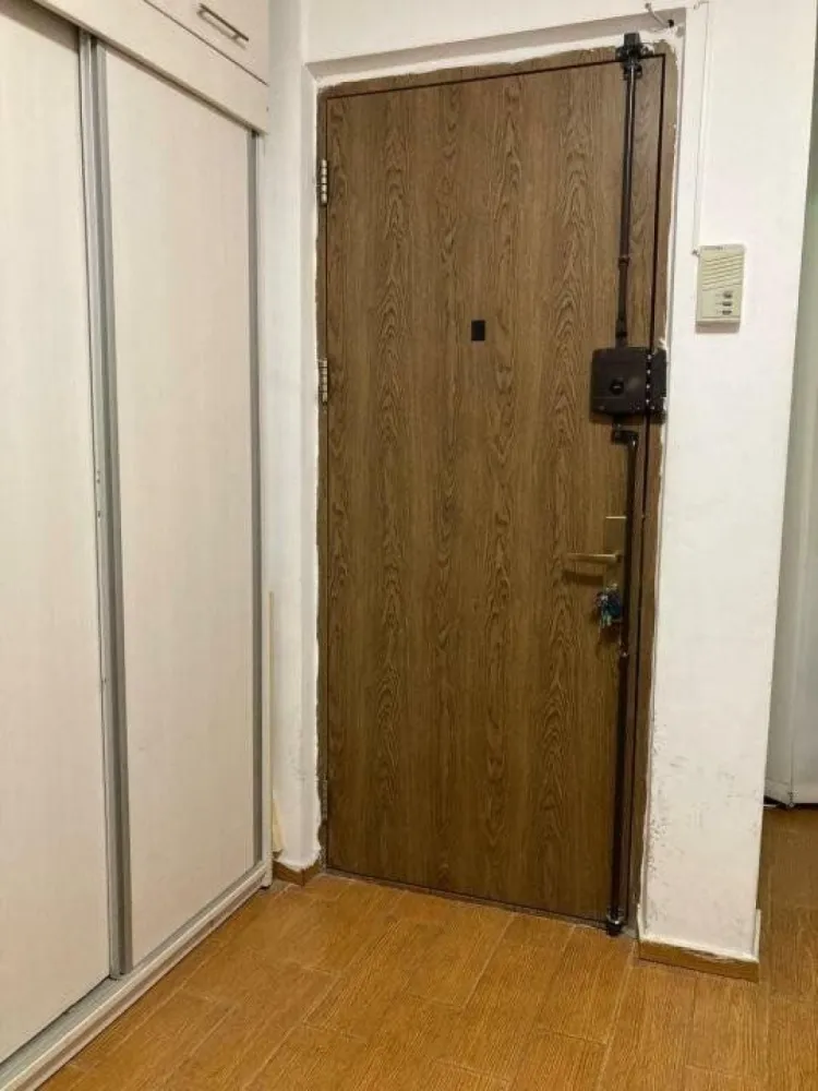 Apt 3cam renovat 69mp, dotat cu CT, AC , an 1985 etaj 7/8, mobilat - Vand apartament 3camere din 1985, dotat cu centrala termica, 2 aparate de aer conditionat in stare exceptionala, termopane, usa Metallica, Setum de calitate foarte buna, parchet, gresie, faianta, obiecte sanitare, usi interior, scara civilizata. Se afla la 5minute pe jos pana la metrou Crangasi, tramvai 41, siupermarket Auchan, Lacul Morii., 15 minute pana la Arcul de Triumf cu tramvaiul 41. Vedere superba la apus din sufragerie si un dormitor, fara alt bloc in fata ferestrelor. Al doilea dormitor are expunere libera pe Sud, toata casa este foarte luminoasa. Blocul este inconjurat de spatii verzi cu copaci inalti, peisaj superb. Blocul are 2 lifturi noi, interfon, usa noua metalica, tevi schimbate Instalatia electrica este noua in toata casa cu garantie prize inclusiv in bucatarie si balcon pentru electrocasnice. Costul instalatiei electrice este 6000 euro cu factura. Centrala termica Wiessman are placa de baza schimbata recent. Apartamentul dispune de circuite separate pentru toti consumatorii mari de energie AC, masina de spalat, centrala termica. Starea apartamentului este foarte buna. Se vinde cu dressing pe hol inclus si mobilier cu blat in bucatarie, la cerere se poate preda noului proprietar toata mobila si combina frigorifica/ masina de spalat noi, gata de mutare.