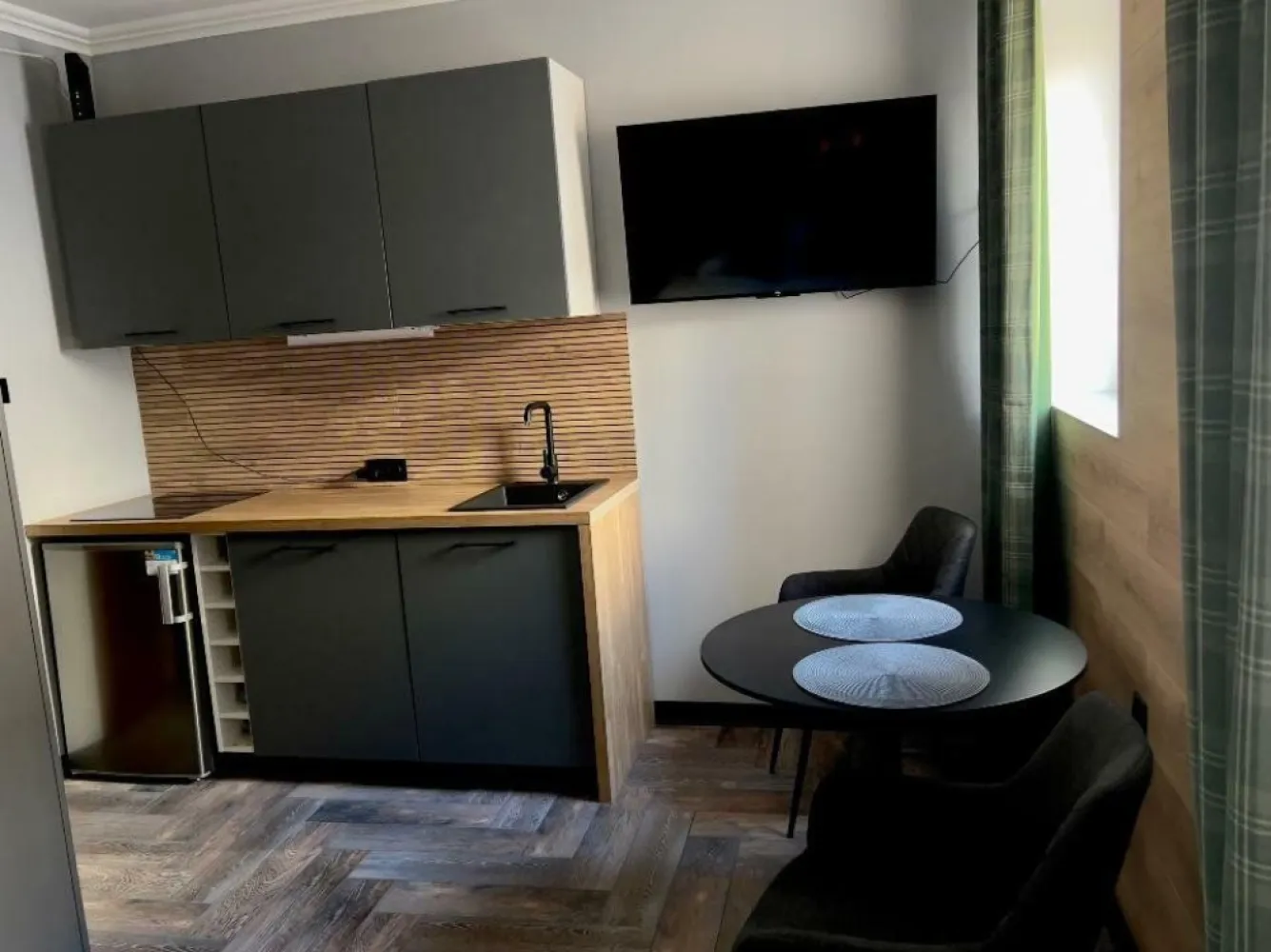 Garsonieră în Centru Istoric Vechi - Direct Proprietar - Vând garsoniera în Centru Istoric Vechi mobilata şi utilata aşa cum este in poze, rămâne absolut tot, 17mp utili, gata de mutare, varianta buna pentru investite sau chirie pe AIRB&B, pentru mai multe detalii contactaţi.