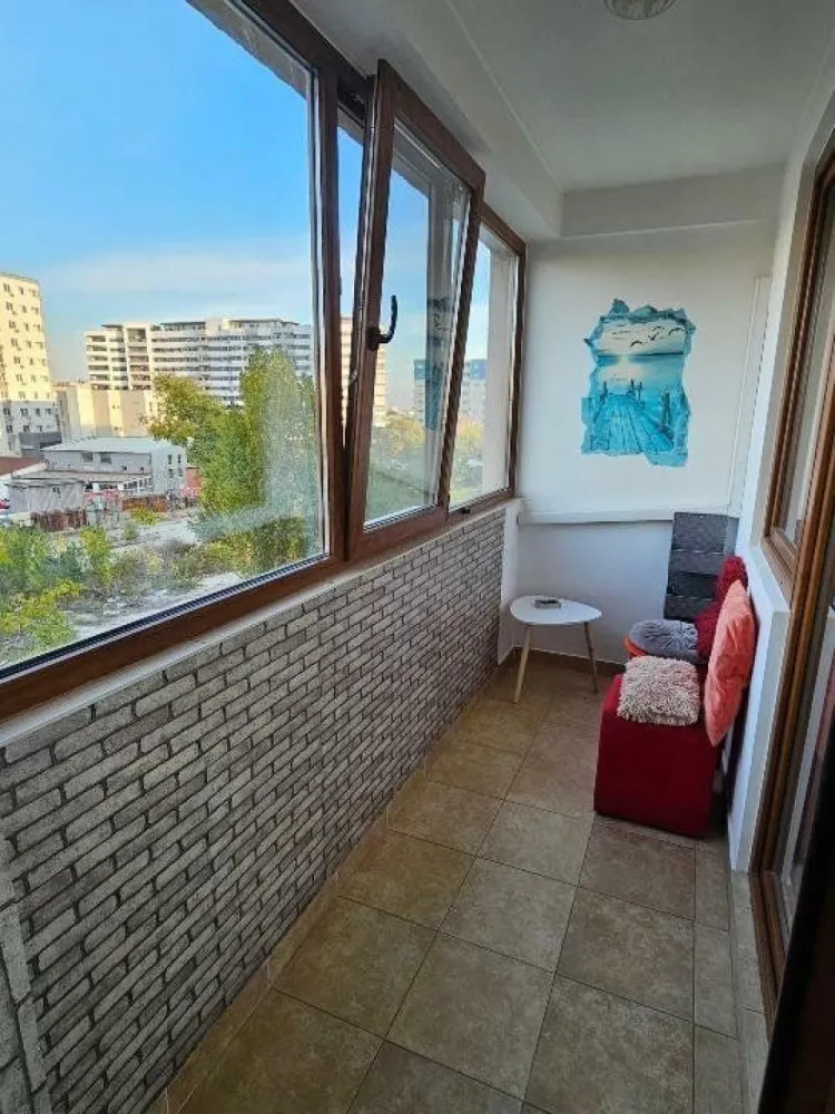 Ap langa metrou, centrala, parcare subterana - direct proprietar - Direct Proprietar, nu colaborez cu agenţii - Se închiriază apartment de 2 camere, în bloc din 2015, pe Str. Peneş Curcanul Nr. 16-18. Acesta este situat la max 1 min de staţia de metrou Mihai Bravu (M1/M3), tramvai (1/10) şi autobuz (223, N123, N125). Lângă bloc se află: Mega Shop&Go, Lidl, mai multe benzinării, Profi, grădiniţe. La următoarea intersecţie este un Mega non-stop şi complex de magazine Kaufland, Jysk, Animax etc. Apartamentul are 67 mp, un hol mare cu multe spaţii de depozitare, astfel camerele fiind luminoase şi aerisite; bucătărie închisă, baie cu geam şi balcon închis. Apartamentul se închiriază pe termen lung, complet mobilat şi utilat cu toate cele necesare precum: - centrală proprie - canapea extensibilă living - pat dormitor 160x200 (s-a comandat saltea nouă, ortopedică, de 26 cm înălţime) - 2 TV/cablu şi internet - maşină de spălat rufe - plită pe gaz/cuptor electric - aer condiţionat Blocul este foarte bine izolat, ceea ce ajută la un cost de întreţinere redus. Preţul este de 600Euro/lună, incluzând locul de parcare subteran. Nu se acceptă animale de companie. Pentru mai multe detalii şi vizionări: