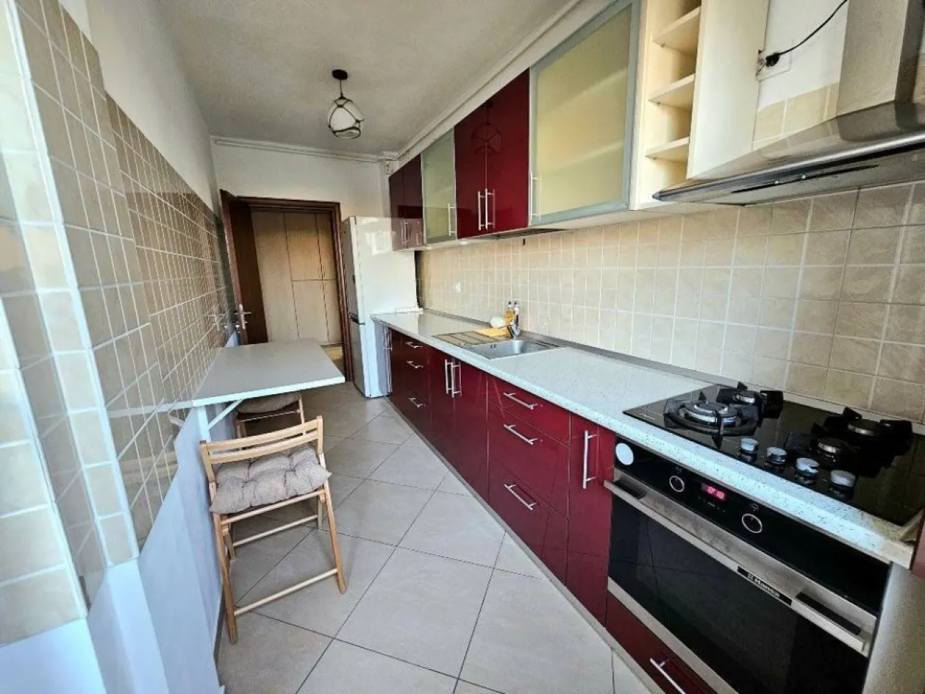 Ap langa metrou, centrala, parcare subterana - direct proprietar - Direct Proprietar, nu colaborez cu agenţii - Se închiriază apartment de 2 camere, în bloc din 2015, pe Str. Peneş Curcanul Nr. 16-18. Acesta este situat la max 1 min de staţia de metrou Mihai Bravu (M1/M3), tramvai (1/10) şi autobuz (223, N123, N125). Lângă bloc se află: Mega Shop&Go, Lidl, mai multe benzinării, Profi, grădiniţe. La următoarea intersecţie este un Mega non-stop şi complex de magazine Kaufland, Jysk, Animax etc. Apartamentul are 67 mp, un hol mare cu multe spaţii de depozitare, astfel camerele fiind luminoase şi aerisite; bucătărie închisă, baie cu geam şi balcon închis. Apartamentul se închiriază pe termen lung, complet mobilat şi utilat cu toate cele necesare precum: - centrală proprie - canapea extensibilă living - pat dormitor 160x200 (s-a comandat saltea nouă, ortopedică, de 26 cm înălţime) - 2 TV/cablu şi internet - maşină de spălat rufe - plită pe gaz/cuptor electric - aer condiţionat Blocul este foarte bine izolat, ceea ce ajută la un cost de întreţinere redus. Preţul este de 600Euro/lună, incluzând locul de parcare subteran. Nu se acceptă animale de companie. Pentru mai multe detalii şi vizionări:
