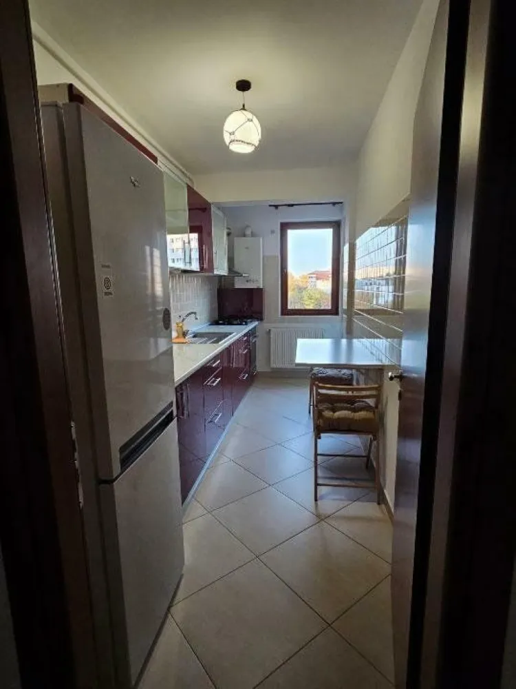 Ap langa metrou, centrala, parcare subterana - direct proprietar - Direct Proprietar, nu colaborez cu agenţii - Se închiriază apartment de 2 camere, în bloc din 2015, pe Str. Peneş Curcanul Nr. 16-18. Acesta este situat la max 1 min de staţia de metrou Mihai Bravu (M1/M3), tramvai (1/10) şi autobuz (223, N123, N125). Lângă bloc se află: Mega Shop&Go, Lidl, mai multe benzinării, Profi, grădiniţe. La următoarea intersecţie este un Mega non-stop şi complex de magazine Kaufland, Jysk, Animax etc. Apartamentul are 67 mp, un hol mare cu multe spaţii de depozitare, astfel camerele fiind luminoase şi aerisite; bucătărie închisă, baie cu geam şi balcon închis. Apartamentul se închiriază pe termen lung, complet mobilat şi utilat cu toate cele necesare precum: - centrală proprie - canapea extensibilă living - pat dormitor 160x200 (s-a comandat saltea nouă, ortopedică, de 26 cm înălţime) - 2 TV/cablu şi internet - maşină de spălat rufe - plită pe gaz/cuptor electric - aer condiţionat Blocul este foarte bine izolat, ceea ce ajută la un cost de întreţinere redus. Preţul este de 600Euro/lună, incluzând locul de parcare subteran. Nu se acceptă animale de companie. Pentru mai multe detalii şi vizionări: