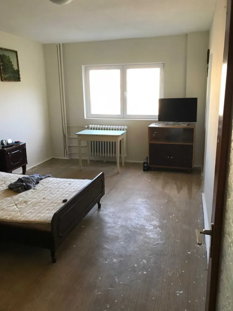 particular vand garsoniera zona tineretului sector 4 - particular vand garsoniera 33m patrati in zona parcul tineretului sector 4 conf 1 ,decomandata constructie 1981 toate actele la zi pret 67000E etaj 5 din 10 vedere spate linistita, 07******74