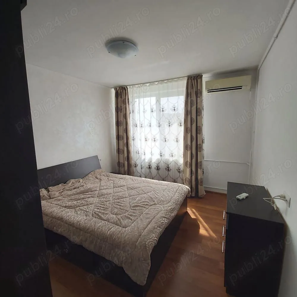 Inchiriez apartament 2 camere lângă parcul Drumul Taberei - Inchiriez apartament 2 camere decomandat, fix lângă intrarea în parcul Drumul Taberei, pe str. Topolovăț. Direct proprietar. Închiriere DOAR pe termen lung, fără animale de companie. Blocul are 2 lifturi, scara civilizată. Aparatamentul dispune de: aer condiționat, TV, frigider, aragaz nou cu cuptor electric, mașină de spălat, cuptor cu microunde, fierbător, aspirator, loc de depozitare, balcon închis.Distanta pana la STB- 3min, stație metrou - 9min. În zonă se află Auchan, Carrefour.Zonă liniștită, locuri de joacă pentru copii. Avans 1+1. Nu doresc colaborări cu agenții imobiliare.