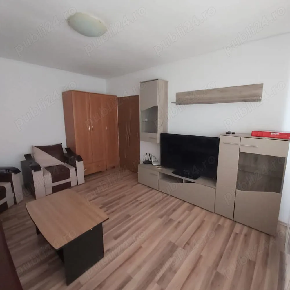 Inchiriez apartament 2 camere lângă parcul Drumul Taberei - Inchiriez apartament 2 camere decomandat, fix lângă intrarea în parcul Drumul Taberei, pe str. Topolovăț. Direct proprietar. Închiriere DOAR pe termen lung, fără animale de companie. Blocul are 2 lifturi, scara civilizată. Aparatamentul dispune de: aer condiționat, TV, frigider, aragaz nou cu cuptor electric, mașină de spălat, cuptor cu microunde, fierbător, aspirator, loc de depozitare, balcon închis.Distanta pana la STB- 3min, stație metrou - 9min. În zonă se află Auchan, Carrefour.Zonă liniștită, locuri de joacă pentru copii. Avans 1+1. Nu doresc colaborări cu agenții imobiliare.