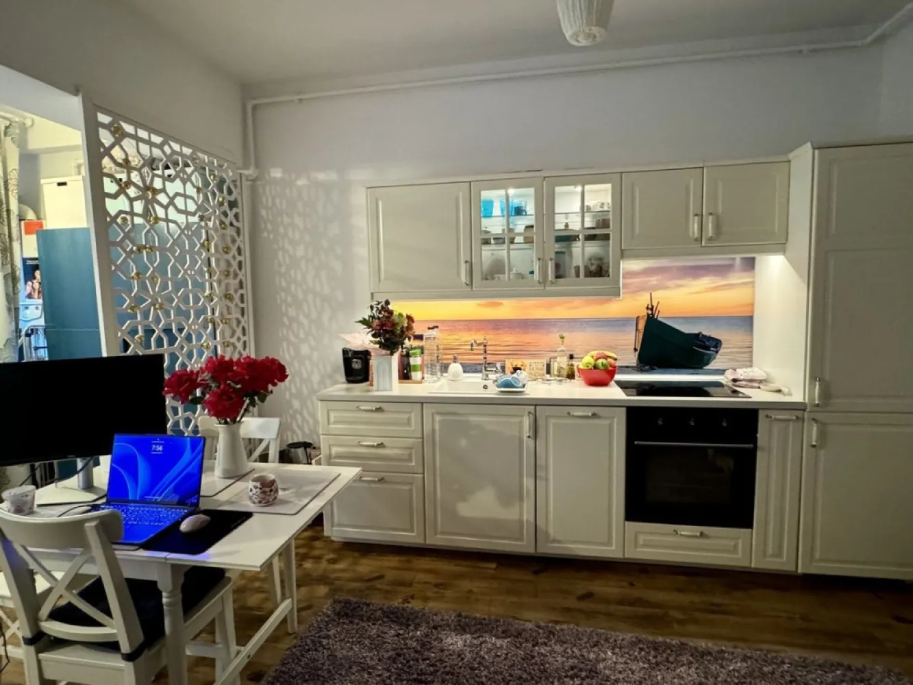 Piata Alba Iulia, sector 3 - vand garsoniera moderna, complet mobilata si utilata, zona Piata Alba Iulia. In pretul de 95.000 euro se preda nemobilata. Garsoniera este situata intr-o zona centrala, la doar cateva minute de Bucuresti Mall si Piata Alba Iulia.