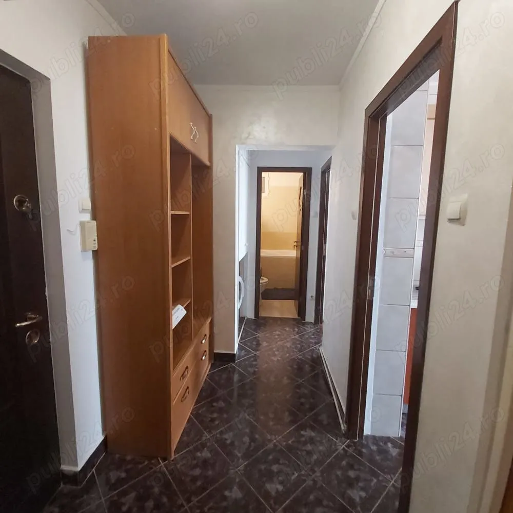Inchiriez apartament 2 camere lângă parcul Drumul Taberei - Inchiriez apartament 2 camere decomandat, fix lângă intrarea în parcul Drumul Taberei, pe str. Topolovăț. Direct proprietar. Închiriere DOAR pe termen lung, fără animale de companie. Blocul are 2 lifturi, scara civilizată. Aparatamentul dispune de: aer condiționat, TV, frigider, aragaz nou cu cuptor electric, mașină de spălat, cuptor cu microunde, fierbător, aspirator, loc de depozitare, balcon închis.Distanta pana la STB- 3min, stație metrou - 9min. În zonă se află Auchan, Carrefour.Zonă liniștită, locuri de joacă pentru copii. Avans 1+1. Nu doresc colaborări cu agenții imobiliare.