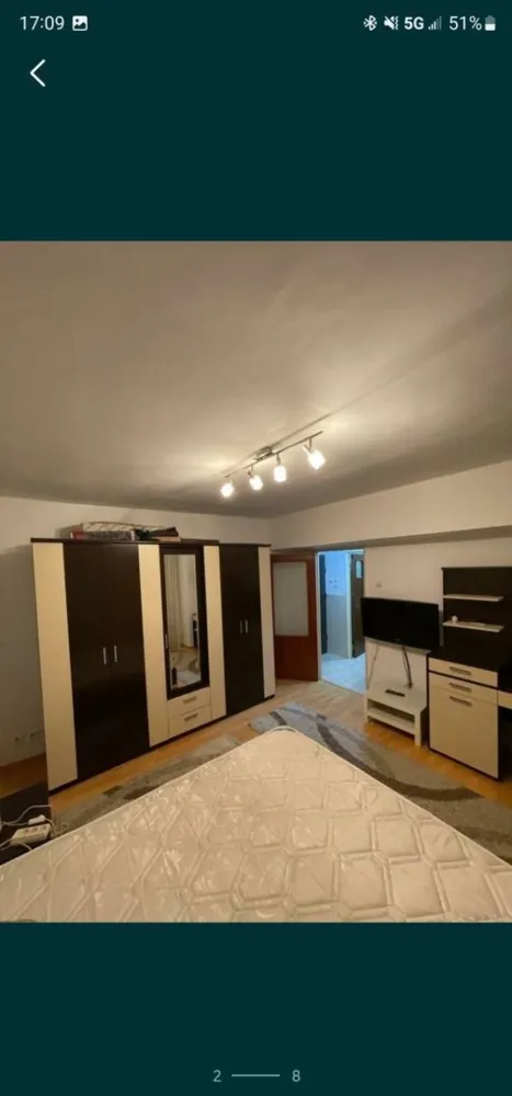 Particular închiriez Garsonieră dublă 420€ Mega mall - Particular închiriez Garsonieră dublă etaj 1 din 12 în intersecție la Delfinului lângă Mega mall, locuința dispune de 2 camere una de 17 metri pătrați urmând cealaltă de 10 metri pătrați, având o suprafață totală utilă de 40 de metri pătrați,este amplasată ca vedere pe spate fiind ferită de zgomotele de mașini, garsoniera se închiriază cum se prezintă în imagini mobilată utilată, În apropierea locuinței veți regăsi foarte multe facilități cum ar fi...! Piața Delfinului Lidl Parcuri de joacă copiii Grădinițe& școli Mega mall Farmacii Magazine Sală de fitness Stația de autobuz 104 101 335 Stația de tramvai 14 21 Etc... Toate acestea le aveți la 2 minute distanță față de locuință pe jos... pentru cei care cunosc zona știu acest lucru, pentru cei care nu cunosc vă veți convinge la fața locului! Se închiriază pe termen lung,1+1 chirie 420€ Garsoniera este liberă și disponibilă pentru închiriat! Rog și ofer seriozitate! Nu are centrală! Bloc 1979 Se predă cu saltea nouă pat Curata și igienizată