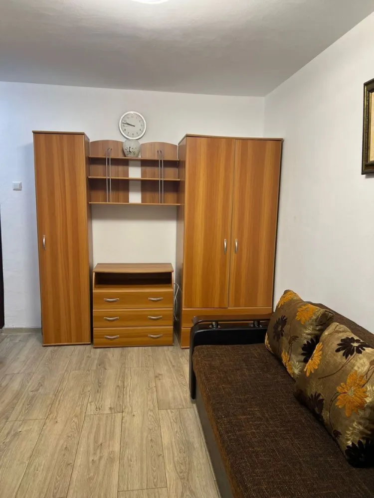 Vanzare garsoniera Piata Alba Iulia, Decebal, str. Moise Nicoara - Proprietar. Vând garsonieră renovată 2024, parchet, ușa metalică, termopan, instalație sanitară schimbată, bloc reabilitat termic, etaj 4/10. Utilată și mobilată complet. Se vinde cu tot ce se vede în poze. Mijloace de transport la 2 minute de mers pe jos în bulevardul Unirii. În zona: piața Alba Iulia, piața Muncii, bld. Decebal, bld. Unirii, bld. Burebista, Mall Vitan Tel: 07******94