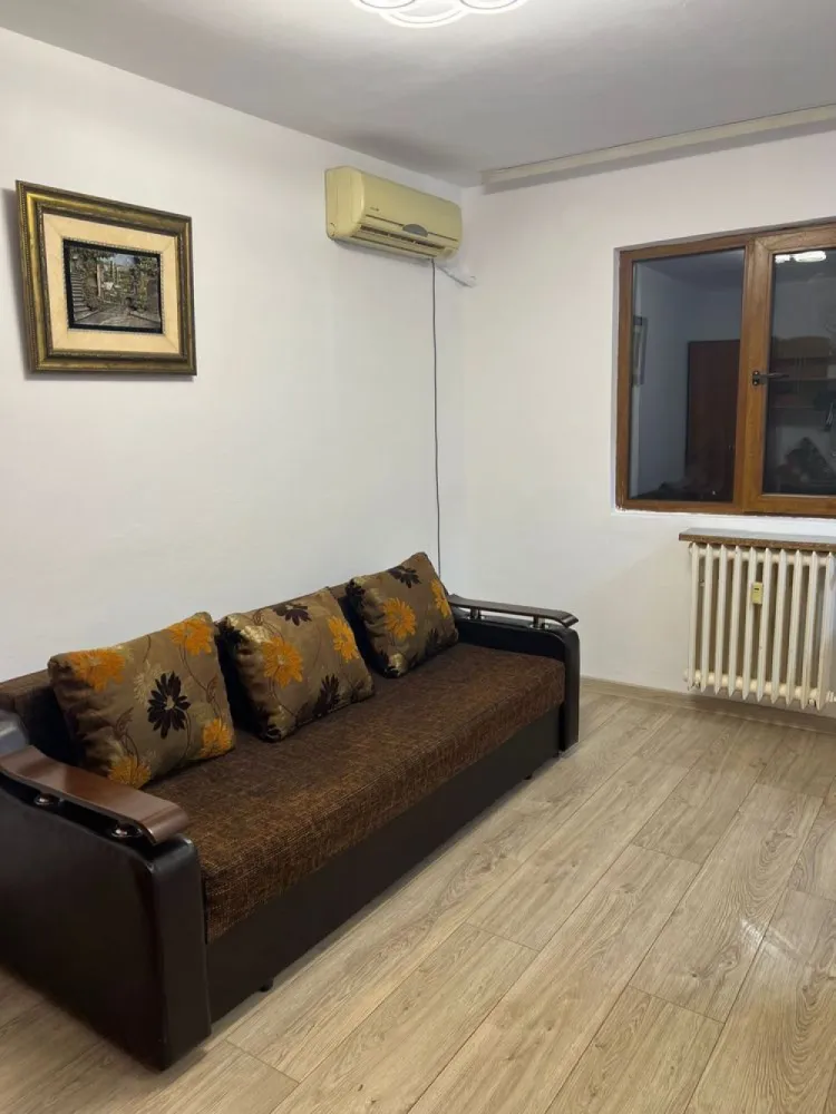 Vanzare garsoniera Piata Alba Iulia, Decebal, str. Moise Nicoara - Proprietar. Vând garsonieră renovată 2024, parchet, ușa metalică, termopan, instalație sanitară schimbată, bloc reabilitat termic, etaj 4/10. Utilată și mobilată complet. Se vinde cu tot ce se vede în poze. Mijloace de transport la 2 minute de mers pe jos în bulevardul Unirii. În zona: piața Alba Iulia, piața Muncii, bld. Decebal, bld. Unirii, bld. Burebista, Mall Vitan Tel: 07******94