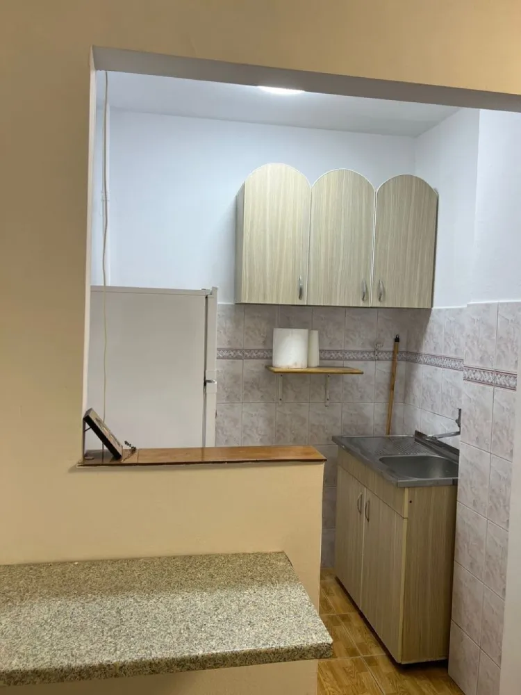 Vanzare garsoniera Piata Alba Iulia, Decebal, str. Moise Nicoara - Proprietar. Vând garsonieră renovată 2024, parchet, ușa metalică, termopan, instalație sanitară schimbată, bloc reabilitat termic, etaj 4/10. Utilată și mobilată complet. Se vinde cu tot ce se vede în poze. Mijloace de transport la 2 minute de mers pe jos în bulevardul Unirii. În zona: piața Alba Iulia, piața Muncii, bld. Decebal, bld. Unirii, bld. Burebista, Mall Vitan Tel: 07******94