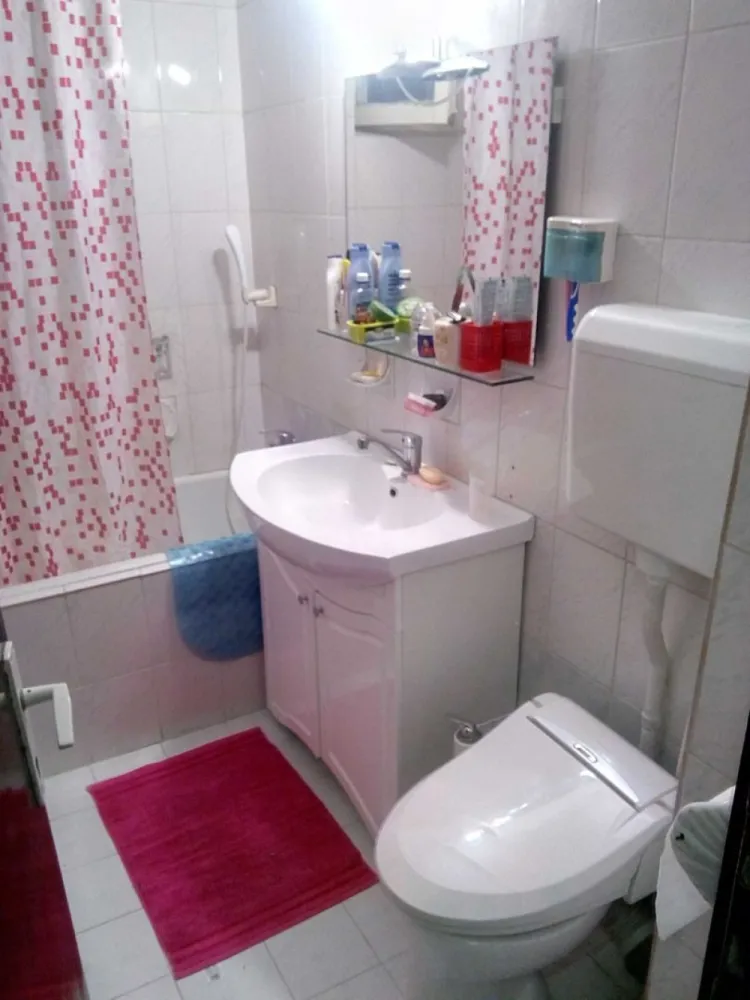 Vând apart. 3 camere-semidec-2bai-69mp-la 50 m de gură metrou Dristor1 - Prețul nenegociabil de vânzare, doar de Black Friday, este de 86999 euro !!! Pretul propus pentru închiriere este de 590 eur per lună, cu avans(garantie)=echivalentul a 2 luni de chirie, plătibil la începutul contractului și restituibil la iesirea din contract (costuri lunare= chiria lunară + lunar avans 600sau1000ron reprezentand estimare cheltuieli regie lunara pentru apartament, functie de perioada rece sau caldă a anului, cheltuieli care se regleaza lunar la sosirea facturilor de utilitati) Orice intermediere a unei agentii imobiliare, atrage suportarea exclusiv de catre cumparator a tuturor costurilor sau comisioanelor aferente. Prefer interactiune cu persoane rezonabile si direct interesate de a cumpara cu plata integrala partial cu credit sau de a închiria conform detaliilor de mai sus și menționez că, pentru evitarea turismului imobiliar, vizionarea initiala se poate face doar de la distanță(apel video pe WhatsUp). Apartament de 3 camere(vezi in schita nr. 4,5,6)(orientare nord sud) recent renovat, an constructie 1967, cu vedere mixta pe ambele laturi principale ale blocului și având 2 logii(vezi in schita nr.10,11), neseparate de camerele adiacente, inchise la exterior cu geam termopan si cu termosistem atat la interior cat si la exterior, una la dormitorul mare iar cealalta la camera de zi. Apartamentul este semidecomandat, cu trecere prin living catre cele doua dormitoare (15mp , 11 mp), cu suprafata utila de 69 mp, contorizare apa calda și rece, cu incalzire in sistem centralizat (5 radiatoare din fontă), 2 grupuri sanitare (vezi in schita nr.7,12), 2 debarale (vezi in schita 2,9), usa metalica intrare, geamuri termopan, gresie, faianta, parchet, etaj 6 din 10, in bloc anvelopat in anul 2018. Apartamentul este reabilitat termic si la interior, este dotat in zona grupurilor sanitare cu boiler electric de 50 litri pentru situatia in care apa calda nu este furnizata centralizat, are in dotare in zona living-ului aparat de aer conditionat tip split inverter cu functie racire si incalzire, este liber de sarcini si are toate actele in regula. Blocul are adresa postala Bulevardul Camil Ressu nr. 19, bloc 56, CP 031734, are 10 etaje si 4 scari fiecare cu interfon si camera supraveghere la intrare parter si se afla aproximativ la distanta de 50 m de intrarea Metrou - Dristor 1 si 80 m de piata Rm. Sarat (verifica pe Google Maps).contact la zero sapte doi patru unu trei opt zero unu trei P.S. - Conform clasificarilor oficiale dar nereale(nu te poti increde in ele), blocul este evaluat dpdv. al riscului seismic la categoria = Urgenta 3 iar pentru a vă informa în legătură cu situația reală in domeniu, vă sugerez să consultati sursa teoalida !!!