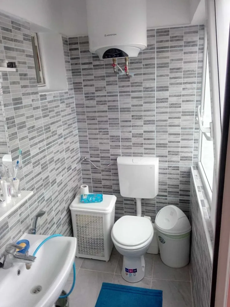 Vând apart. 3 camere-semidec-2bai-69mp-la 50 m de gură metrou Dristor1 - Prețul nenegociabil de vânzare, doar de Black Friday, este de 86999 euro !!! Pretul propus pentru închiriere este de 590 eur per lună, cu avans(garantie)=echivalentul a 2 luni de chirie, plătibil la începutul contractului și restituibil la iesirea din contract (costuri lunare= chiria lunară + lunar avans 600sau1000ron reprezentand estimare cheltuieli regie lunara pentru apartament, functie de perioada rece sau caldă a anului, cheltuieli care se regleaza lunar la sosirea facturilor de utilitati) Orice intermediere a unei agentii imobiliare, atrage suportarea exclusiv de catre cumparator a tuturor costurilor sau comisioanelor aferente. Prefer interactiune cu persoane rezonabile si direct interesate de a cumpara cu plata integrala partial cu credit sau de a închiria conform detaliilor de mai sus și menționez că, pentru evitarea turismului imobiliar, vizionarea initiala se poate face doar de la distanță(apel video pe WhatsUp). Apartament de 3 camere(vezi in schita nr. 4,5,6)(orientare nord sud) recent renovat, an constructie 1967, cu vedere mixta pe ambele laturi principale ale blocului și având 2 logii(vezi in schita nr.10,11), neseparate de camerele adiacente, inchise la exterior cu geam termopan si cu termosistem atat la interior cat si la exterior, una la dormitorul mare iar cealalta la camera de zi. Apartamentul este semidecomandat, cu trecere prin living catre cele doua dormitoare (15mp , 11 mp), cu suprafata utila de 69 mp, contorizare apa calda și rece, cu incalzire in sistem centralizat (5 radiatoare din fontă), 2 grupuri sanitare (vezi in schita nr.7,12), 2 debarale (vezi in schita 2,9), usa metalica intrare, geamuri termopan, gresie, faianta, parchet, etaj 6 din 10, in bloc anvelopat in anul 2018. Apartamentul este reabilitat termic si la interior, este dotat in zona grupurilor sanitare cu boiler electric de 50 litri pentru situatia in care apa calda nu este furnizata centralizat, are in dotare in zona living-ului aparat de aer conditionat tip split inverter cu functie racire si incalzire, este liber de sarcini si are toate actele in regula. Blocul are adresa postala Bulevardul Camil Ressu nr. 19, bloc 56, CP 031734, are 10 etaje si 4 scari fiecare cu interfon si camera supraveghere la intrare parter si se afla aproximativ la distanta de 50 m de intrarea Metrou - Dristor 1 si 80 m de piata Rm. Sarat (verifica pe Google Maps).contact la zero sapte doi patru unu trei opt zero unu trei P.S. - Conform clasificarilor oficiale dar nereale(nu te poti increde in ele), blocul este evaluat dpdv. al riscului seismic la categoria = Urgenta 3 iar pentru a vă informa în legătură cu situația reală in domeniu, vă sugerez să consultati sursa teoalida !!!