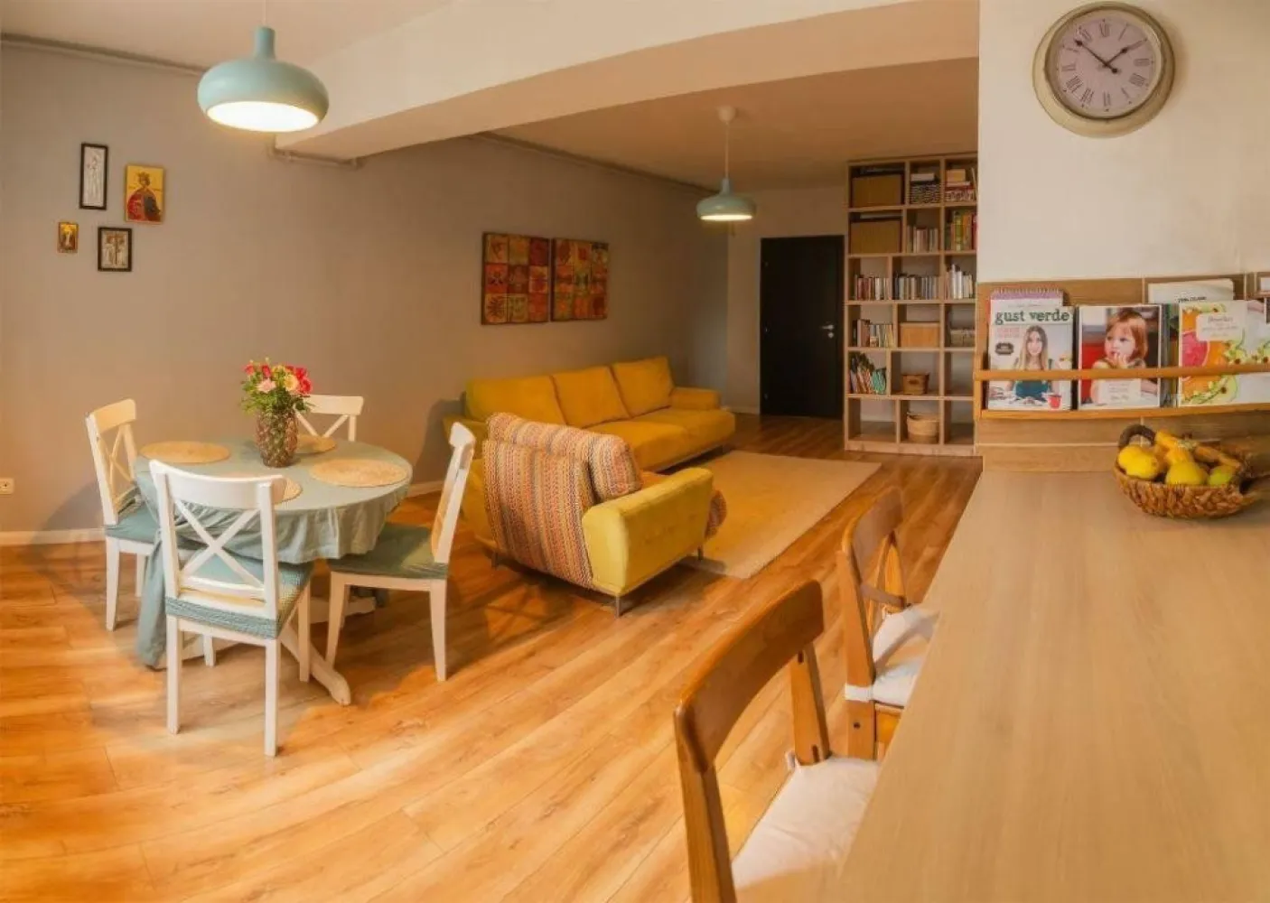 Apartament 3 camere 13 Septembrie SEBASTIAN - Apartament 3 camere cu suprafata utila de 79.92mp. Bloc regim de înălţime S+P+9E, dat în folosinţă in 2015. Nu se percepe TVA. Este amplasat in imediata apropiere a parcului SEBASTIAN, langa Kaufland şi Centru comercial Vulcan Value Center (Carrefour Vulcan, KFC, McDonald's, Starbucks, H&M, etc) in spatele blocului. Foarte aproape de Prosper Plaza, la 3 min de mers pe jos. Acces facil -la puncte de interes si facilităţi esentiale. Localizare excelenta la doar 10 minute de centrul Bucureştiului. Finisaje superioare. Bloc monitorizat video, 2 lifturi. Centrala de apartament proprie ,Certificat energetic A. Spatiu depozitare comun boxa subsol. Gradinite si scoli in imediata apropiere. Apartamentul se vinde semimobilat: - dressing ultraincapator pe hol si pantofar -bucatarie mobilata si utilata cu masina de spalat vase, plita si cuptor electric, hota, frigider incorporat -baie mobilata si utilata -masca calorifer -biblioteca si masa dining + scaune -camera de copii complet mobilata si utilata Apartamentul este foarte calduros iarna ,consum mic de energie ,foarte econom Hol mare la intrare, baie pe hol.
