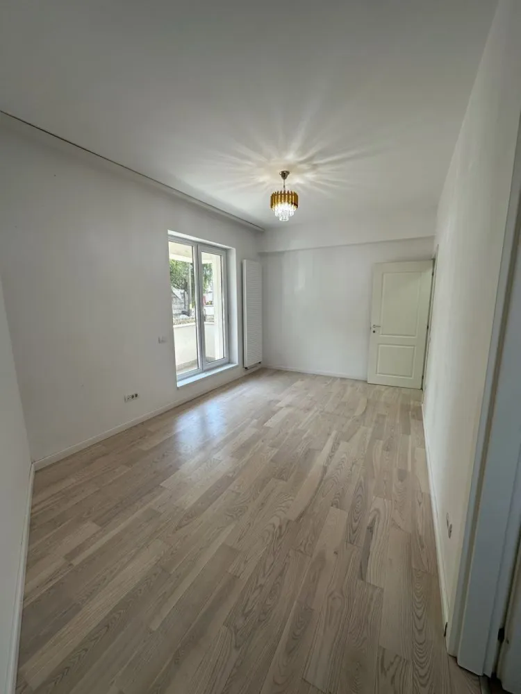 Apartament 3 Camere+curte 60mp - Bucur Obor - Vă invităm să descoperiți un apartament cu 3 camere într-o zonă de case și vile, în proximitatea pieței Obor. Situat la parter inalt, acest apartament vă întâmpină cu un cadru de viață unic, Nimic nu se compară cu liniștea și intimitatea pe care le oferă această proprietate. Ce poate fi mai relaxant decât să savurați o cafea de dimineață pe terasă sau să petreceți seri plăcute în compania celor dragi? Apartamentul în sine este locul în care vă veți crea amintiri neprețuite. Cu o suprafață utilă de 74 de metri pătrați si totala de 93metri patrati. Cele 3 camere au suficient spațiu pentru o familie sau pentru a crea un birou confortabil. Spre deosebire de altele, această proprietate se remarcă prin curtea sa proprie de 60 mp si finisajele de calitate superioară. Pardoseala din parchet triplu stratificat adaugă o notă de eleganță, iar tamplăria PVC Salamander cu 3 foi de sticlă asigură izolație termică și fonică excelentă. Centrala termică Buderus vă va menține mereu confortabil în serile reci de iarnă. Imobilul se găsește într-o zonă linștită, potrivită pentru familiile care apreciază trăitul departe de agitația orașului. Cu acces ușor la piața Obor, cumpărăturile proaspete sunt mereu la îndemână. De asemenea, nu uitați de prietenii voștri cu blană; această proprietate este perfectă pentru a le oferi spațiu de joacă și relaxare. Aici, aveți șansa de a vă crea o viață plină de confort și bucurii. Vă așteptăm cu drag să vizionați această proprietate care da senzatia mai mult de casa decat de apartament, Propietar, Rog Seriozitate!