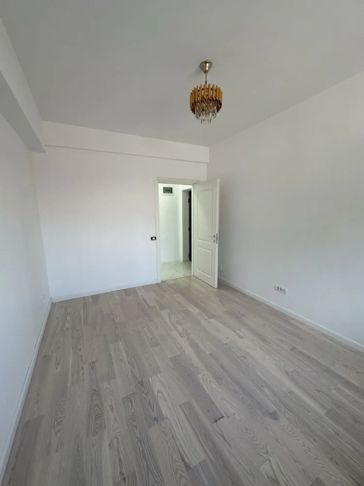 Apartament 3 Camere+curte 60mp - Bucur Obor - Vă invităm să descoperiți un apartament cu 3 camere într-o zonă de case și vile, în proximitatea pieței Obor. Situat la parter inalt, acest apartament vă întâmpină cu un cadru de viață unic, Nimic nu se compară cu liniștea și intimitatea pe care le oferă această proprietate. Ce poate fi mai relaxant decât să savurați o cafea de dimineață pe terasă sau să petreceți seri plăcute în compania celor dragi? Apartamentul în sine este locul în care vă veți crea amintiri neprețuite. Cu o suprafață utilă de 74 de metri pătrați si totala de 93metri patrati. Cele 3 camere au suficient spațiu pentru o familie sau pentru a crea un birou confortabil. Spre deosebire de altele, această proprietate se remarcă prin curtea sa proprie de 60 mp si finisajele de calitate superioară. Pardoseala din parchet triplu stratificat adaugă o notă de eleganță, iar tamplăria PVC Salamander cu 3 foi de sticlă asigură izolație termică și fonică excelentă. Centrala termică Buderus vă va menține mereu confortabil în serile reci de iarnă. Imobilul se găsește într-o zonă linștită, potrivită pentru familiile care apreciază trăitul departe de agitația orașului. Cu acces ușor la piața Obor, cumpărăturile proaspete sunt mereu la îndemână. De asemenea, nu uitați de prietenii voștri cu blană; această proprietate este perfectă pentru a le oferi spațiu de joacă și relaxare. Aici, aveți șansa de a vă crea o viață plină de confort și bucurii. Vă așteptăm cu drag să vizionați această proprietate care da senzatia mai mult de casa decat de apartament, Propietar, Rog Seriozitate!
