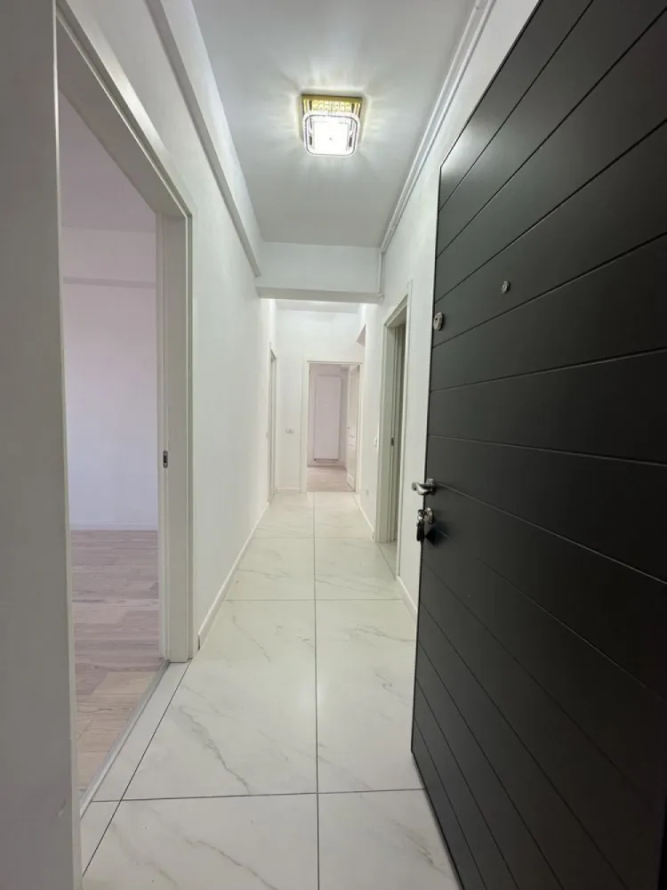 Apartament 3 Camere+curte 60mp - Bucur Obor - Vă invităm să descoperiți un apartament cu 3 camere într-o zonă de case și vile, în proximitatea pieței Obor. Situat la parter inalt, acest apartament vă întâmpină cu un cadru de viață unic, Nimic nu se compară cu liniștea și intimitatea pe care le oferă această proprietate. Ce poate fi mai relaxant decât să savurați o cafea de dimineață pe terasă sau să petreceți seri plăcute în compania celor dragi? Apartamentul în sine este locul în care vă veți crea amintiri neprețuite. Cu o suprafață utilă de 74 de metri pătrați si totala de 93metri patrati. Cele 3 camere au suficient spațiu pentru o familie sau pentru a crea un birou confortabil. Spre deosebire de altele, această proprietate se remarcă prin curtea sa proprie de 60 mp si finisajele de calitate superioară. Pardoseala din parchet triplu stratificat adaugă o notă de eleganță, iar tamplăria PVC Salamander cu 3 foi de sticlă asigură izolație termică și fonică excelentă. Centrala termică Buderus vă va menține mereu confortabil în serile reci de iarnă. Imobilul se găsește într-o zonă linștită, potrivită pentru familiile care apreciază trăitul departe de agitația orașului. Cu acces ușor la piața Obor, cumpărăturile proaspete sunt mereu la îndemână. De asemenea, nu uitați de prietenii voștri cu blană; această proprietate este perfectă pentru a le oferi spațiu de joacă și relaxare. Aici, aveți șansa de a vă crea o viață plină de confort și bucurii. Vă așteptăm cu drag să vizionați această proprietate care da senzatia mai mult de casa decat de apartament, Propietar, Rog Seriozitate!