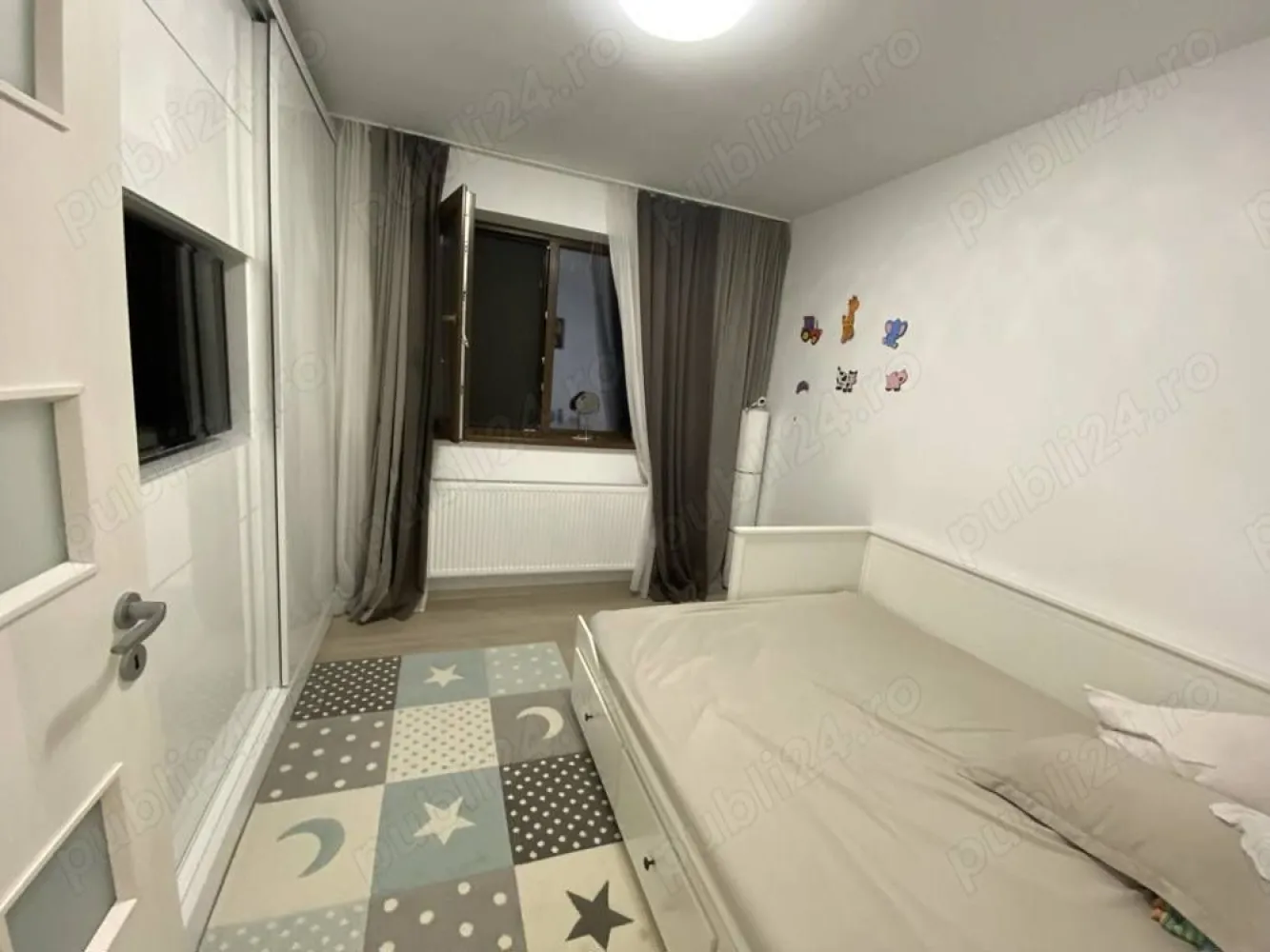 Apartament 3 camere, 80 mp utili, 2 locuri parcare, 2 bai, 2 balcoane - Proprietar Se vinde apartament cu 3 camere, full utilat si mobilat modern cu finisaje de calitate. An constructie 2020, bloc construit ca la carte, fara rabat la rezistenta, etaj 1, 2 locuri de parcare in proprietate (cu contract de vanzare separat, inclus in pret), 2 balcoane inchise, 2 bai 80 mp utili. Calorifere inclusiv pe balcoane, luminos, orientat spre sud, tamplarie veka cu plase de tantari la toate geamurile, 4 seasons, feronerie Roto, glafuri pvc in culoarea tamplariei, 2 aere conditionate wifi, 5 televizoare smart (inclusiv in bucatarie si baie), uscator, masina spalat, toate electrocasnicele beko, mobila pe comanda MDF lucios, dressing 6 metri lungime din oglinzi, parchet gresie si faianta de calitate (nu ceea ce ofera dezvoltatorul) etc. Ramane totul, doar va asezati hainele in dressing. Apartamentul este liber de sarcini, toate actele in regula, racordat la toate utilitatile: apa Apanova Bucuresti, canal Apanova Bucuresti, gaz, curent, digi etc, toate individual. Costuri lunare de intretinere foarte mici. Pretul este usor negociabil. Se schimba doar cu casa pe pamant si diferenta din partea mea. Este situat pe o strada linistita, zona de case, zona in care nu se mai poate construi pe strada Acvilei, Rosu. Bloc calitativ, vecini ok, familisti, a nu se confunda cu blocurile din str Tineretului, Ilie petre etc. Complexul este dotat cu camere, sistem automat aspersoare udat spatiu verde cu put propriu doar pentru spatiul verde, ghena cu interfon, parculet copii, magazin alimentar, coafor, strada proaspat asfaltata. Kaufland-ul se afla in capatul strazii, impreuna cu statiile de autobuz.