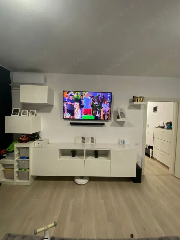 Apartament 3 camere, 80 mp utili, 2 locuri parcare, 2 bai, 2 balcoane - Proprietar Se vinde apartament cu 3 camere, full utilat si mobilat modern cu finisaje de calitate. An constructie 2020, bloc construit ca la carte, fara rabat la rezistenta, etaj 1, 2 locuri de parcare in proprietate (cu contract de vanzare separat, inclus in pret), 2 balcoane inchise, 2 bai 80 mp utili. Calorifere inclusiv pe balcoane, luminos, orientat spre sud, tamplarie veka cu plase de tantari la toate geamurile, 4 seasons, feronerie Roto, glafuri pvc in culoarea tamplariei, 2 aere conditionate wifi, 5 televizoare smart (inclusiv in bucatarie si baie), uscator, masina spalat, toate electrocasnicele beko, mobila pe comanda MDF lucios, dressing 6 metri lungime din oglinzi, parchet gresie si faianta de calitate (nu ceea ce ofera dezvoltatorul) etc. Ramane totul, doar va asezati hainele in dressing. Apartamentul este liber de sarcini, toate actele in regula, racordat la toate utilitatile: apa Apanova Bucuresti, canal Apanova Bucuresti, gaz, curent, digi etc, toate individual. Costuri lunare de intretinere foarte mici. Pretul este usor negociabil. Se schimba doar cu casa pe pamant si diferenta din partea mea. Este situat pe o strada linistita, zona de case, zona in care nu se mai poate construi pe strada Acvilei, Rosu. Bloc calitativ, vecini ok, familisti, a nu se confunda cu blocurile din str Tineretului, Ilie petre etc. Complexul este dotat cu camere, sistem automat aspersoare udat spatiu verde cu put propriu doar pentru spatiul verde, ghena cu interfon, parculet copii, magazin alimentar, coafor, strada proaspat asfaltata. Kaufland-ul se afla in capatul strazii, impreuna cu statiile de autobuz.