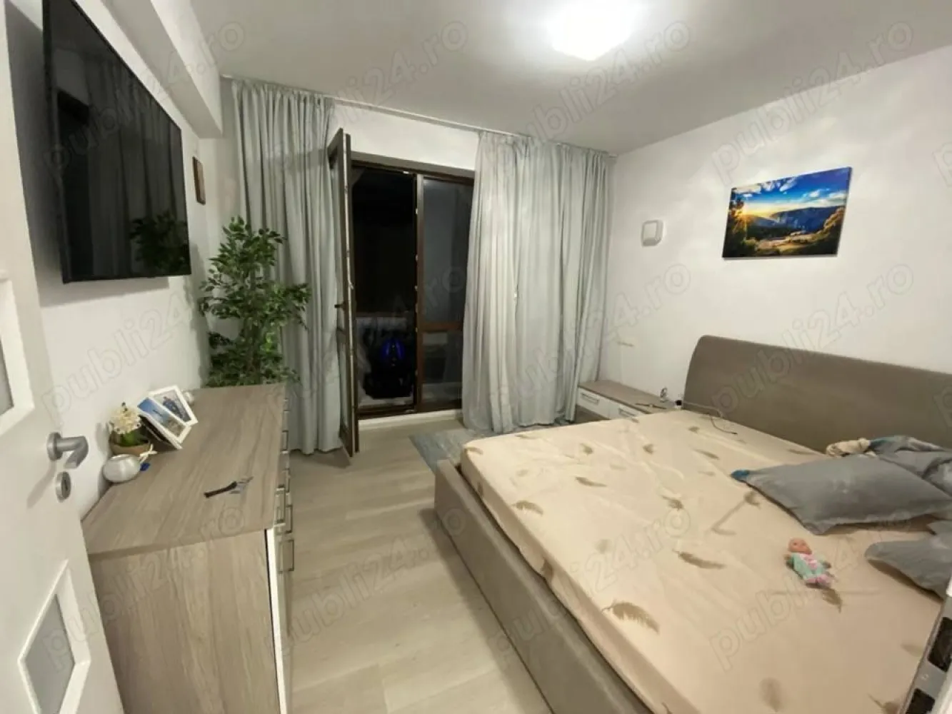 Apartament 3 camere, 80 mp utili, 2 locuri parcare, 2 bai, 2 balcoane - Proprietar Se vinde apartament cu 3 camere, full utilat si mobilat modern cu finisaje de calitate. An constructie 2020, bloc construit ca la carte, fara rabat la rezistenta, etaj 1, 2 locuri de parcare in proprietate (cu contract de vanzare separat, inclus in pret), 2 balcoane inchise, 2 bai 80 mp utili. Calorifere inclusiv pe balcoane, luminos, orientat spre sud, tamplarie veka cu plase de tantari la toate geamurile, 4 seasons, feronerie Roto, glafuri pvc in culoarea tamplariei, 2 aere conditionate wifi, 5 televizoare smart (inclusiv in bucatarie si baie), uscator, masina spalat, toate electrocasnicele beko, mobila pe comanda MDF lucios, dressing 6 metri lungime din oglinzi, parchet gresie si faianta de calitate (nu ceea ce ofera dezvoltatorul) etc. Ramane totul, doar va asezati hainele in dressing. Apartamentul este liber de sarcini, toate actele in regula, racordat la toate utilitatile: apa Apanova Bucuresti, canal Apanova Bucuresti, gaz, curent, digi etc, toate individual. Costuri lunare de intretinere foarte mici. Pretul este usor negociabil. Se schimba doar cu casa pe pamant si diferenta din partea mea. Este situat pe o strada linistita, zona de case, zona in care nu se mai poate construi pe strada Acvilei, Rosu. Bloc calitativ, vecini ok, familisti, a nu se confunda cu blocurile din str Tineretului, Ilie petre etc. Complexul este dotat cu camere, sistem automat aspersoare udat spatiu verde cu put propriu doar pentru spatiul verde, ghena cu interfon, parculet copii, magazin alimentar, coafor, strada proaspat asfaltata. Kaufland-ul se afla in capatul strazii, impreuna cu statiile de autobuz.