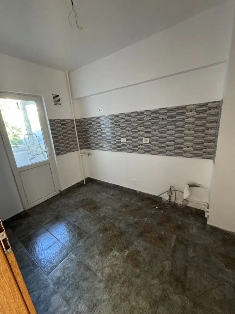 Propietar lnchiriez apartament Stefan cel mare Dinamo - Proprietar, închiriez apartament 2 camere, decomandat, situat în București zona Metrou Ștefan cel Mare, bloc lipit de Igp. Apartamentul este situat la etajul 4, cu vedere la stradă și a fost renovat în totalitate în vara acestui an (proaspăt zugrăvit, schimbat uși, parchet, gresie, instalații electrice, sanitare). Apartamentul poate fi închiriat gol lăsand posibilitatea viitorilor chiriași să își mobileze după bunul plac, la prețul de 500 euro sau mobilat și utilat în totalitate la prețul de 700 euro. La închiriere se percepe un avans de 1000 euro plus chiria in curs. Rog și ofer seriozitate!