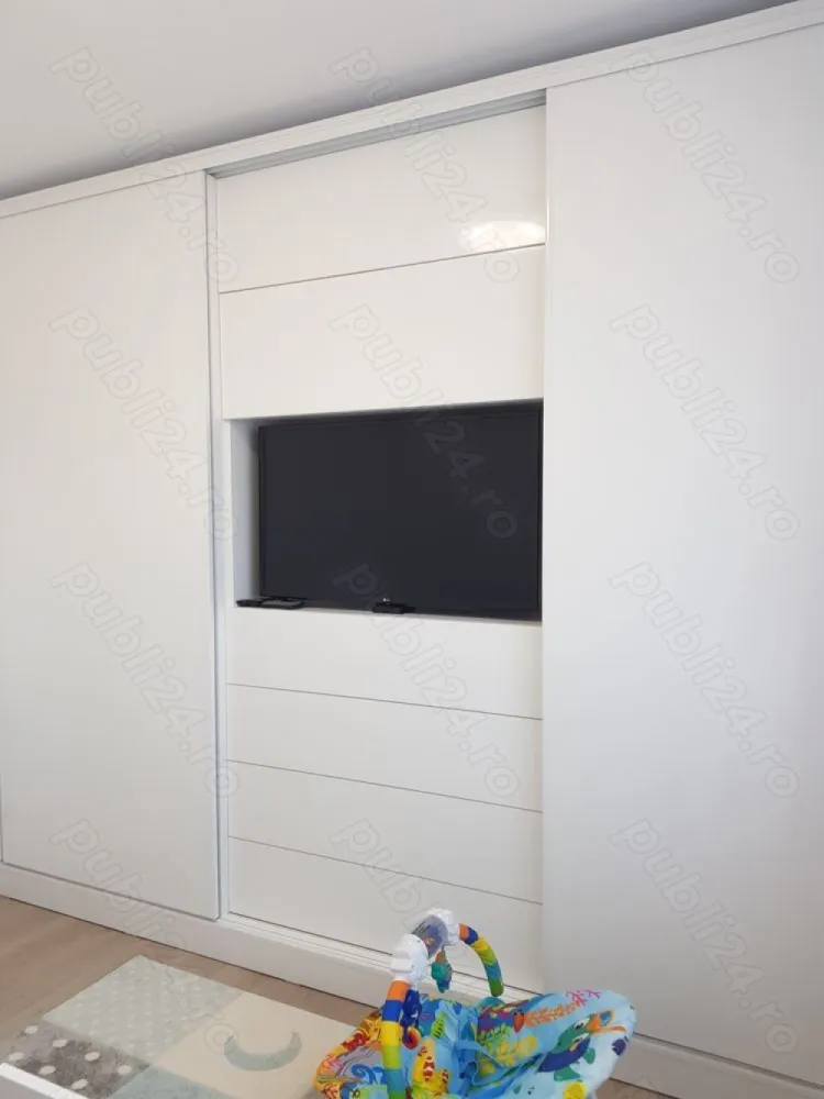 Apartament 3 camere, 80 mp utili, 2 locuri parcare, 2 bai, 2 balcoane - Proprietar Se vinde apartament cu 3 camere, full utilat si mobilat modern cu finisaje de calitate. An constructie 2020, bloc construit ca la carte, fara rabat la rezistenta, etaj 1, 2 locuri de parcare in proprietate (cu contract de vanzare separat, inclus in pret), 2 balcoane inchise, 2 bai 80 mp utili. Calorifere inclusiv pe balcoane, luminos, orientat spre sud, tamplarie veka cu plase de tantari la toate geamurile, 4 seasons, feronerie Roto, glafuri pvc in culoarea tamplariei, 2 aere conditionate wifi, 5 televizoare smart (inclusiv in bucatarie si baie), uscator, masina spalat, toate electrocasnicele beko, mobila pe comanda MDF lucios, dressing 6 metri lungime din oglinzi, parchet gresie si faianta de calitate (nu ceea ce ofera dezvoltatorul) etc. Ramane totul, doar va asezati hainele in dressing. Apartamentul este liber de sarcini, toate actele in regula, racordat la toate utilitatile: apa Apanova Bucuresti, canal Apanova Bucuresti, gaz, curent, digi etc, toate individual. Costuri lunare de intretinere foarte mici. Pretul este usor negociabil. Se schimba doar cu casa pe pamant si diferenta din partea mea. Este situat pe o strada linistita, zona de case, zona in care nu se mai poate construi pe strada Acvilei, Rosu. Bloc calitativ, vecini ok, familisti, a nu se confunda cu blocurile din str Tineretului, Ilie petre etc. Complexul este dotat cu camere, sistem automat aspersoare udat spatiu verde cu put propriu doar pentru spatiul verde, ghena cu interfon, parculet copii, magazin alimentar, coafor, strada proaspat asfaltata. Kaufland-ul se afla in capatul strazii, impreuna cu statiile de autobuz.